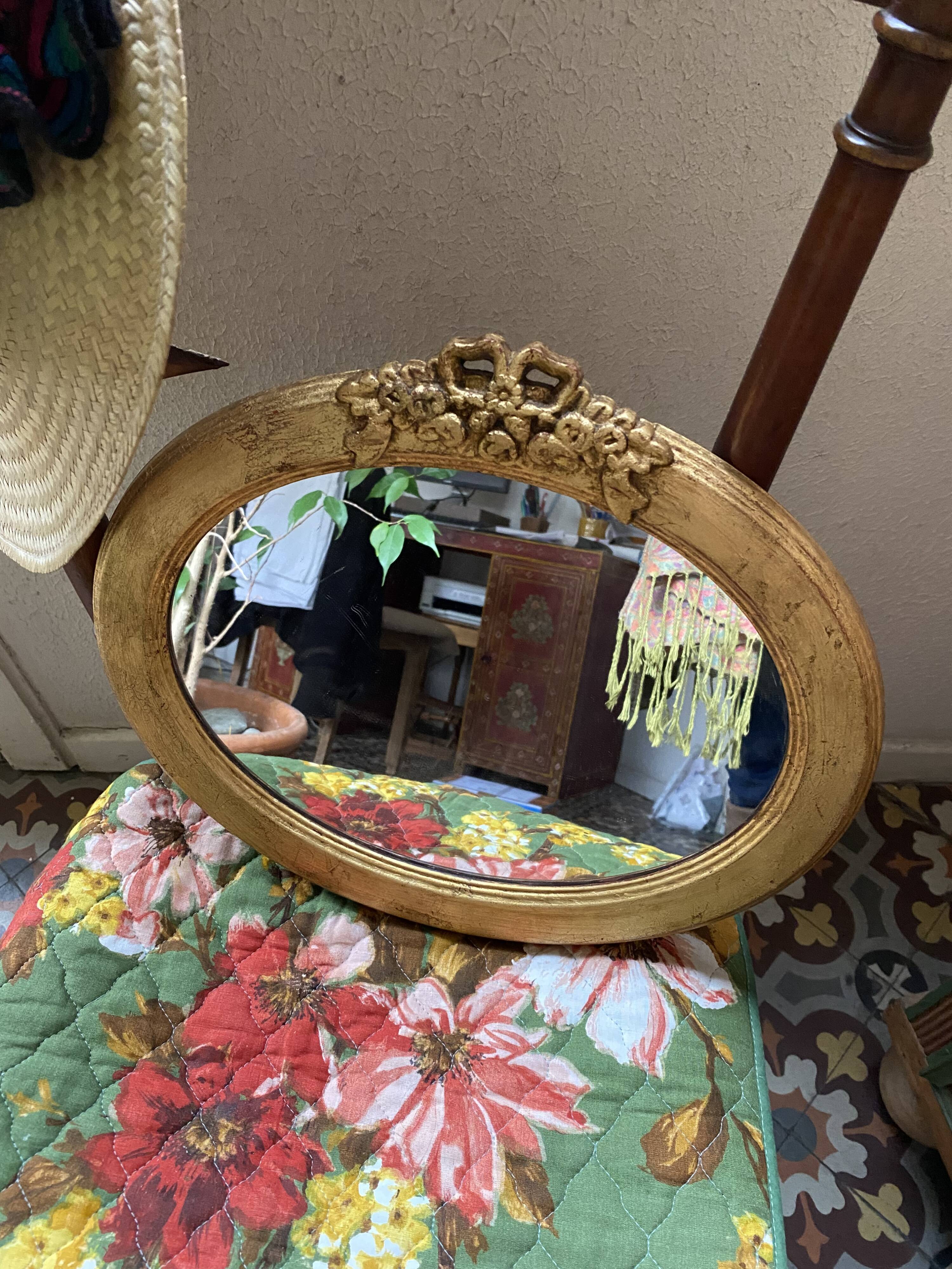 Oval mirror in gilded wood with knot, 32x37 cm