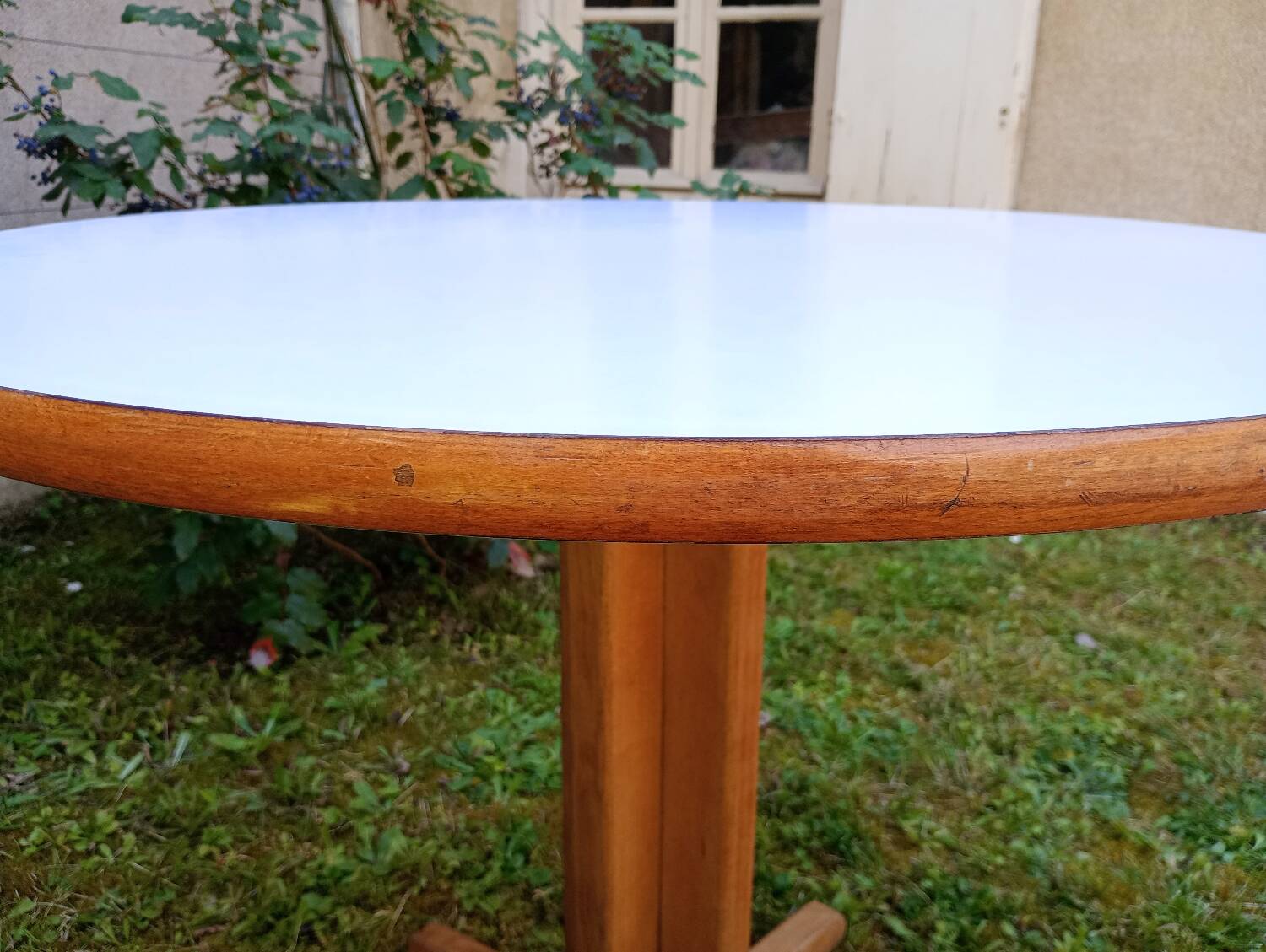 Round table in white formica and wood