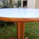 Table ronde en formica blanc et bois