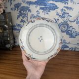 Assiette en porcelaine Imari signée à décor japonisant lacustre et biche, XIXème s.