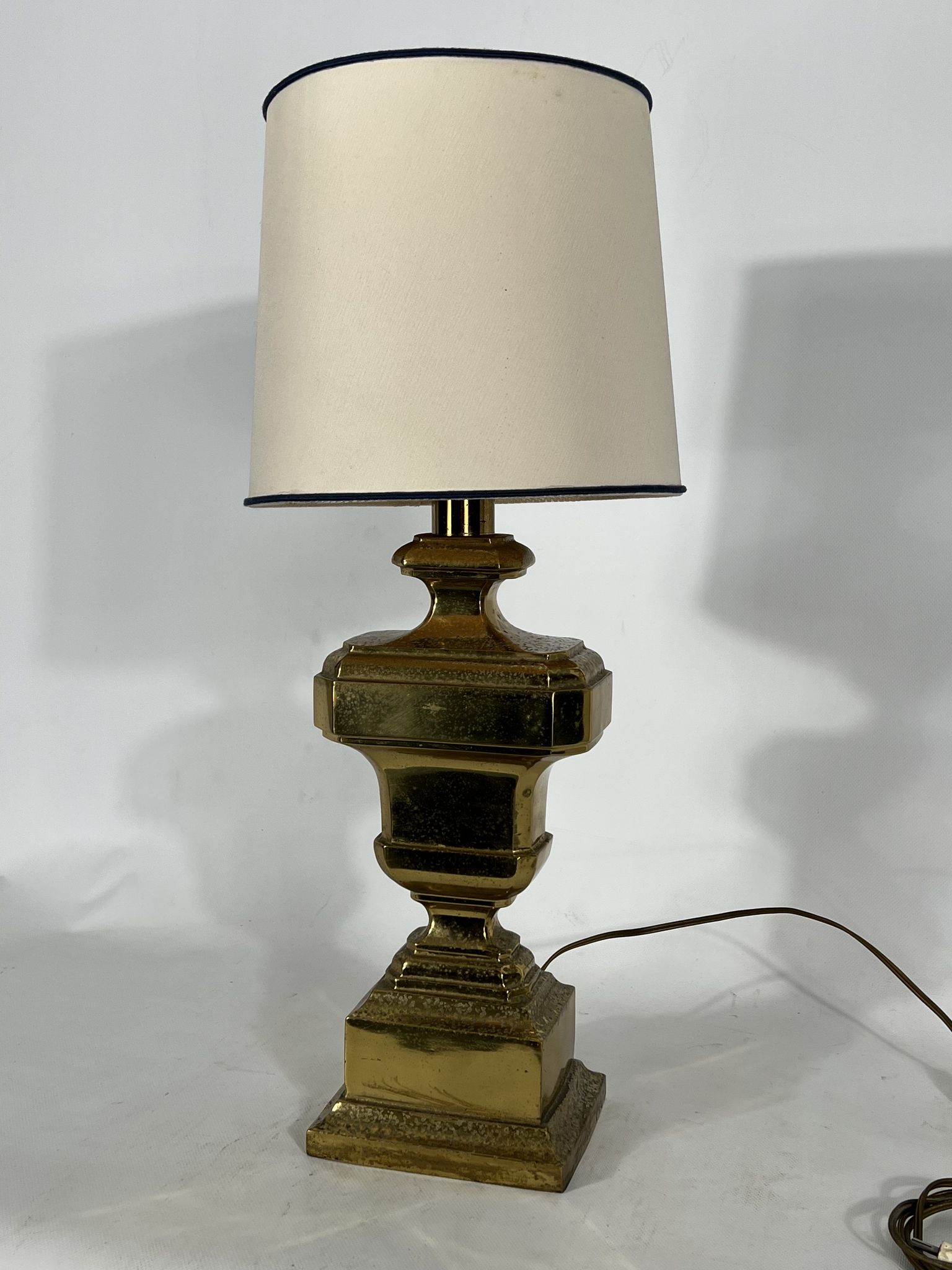Lampe de table italienne en laiton massif des années 50
