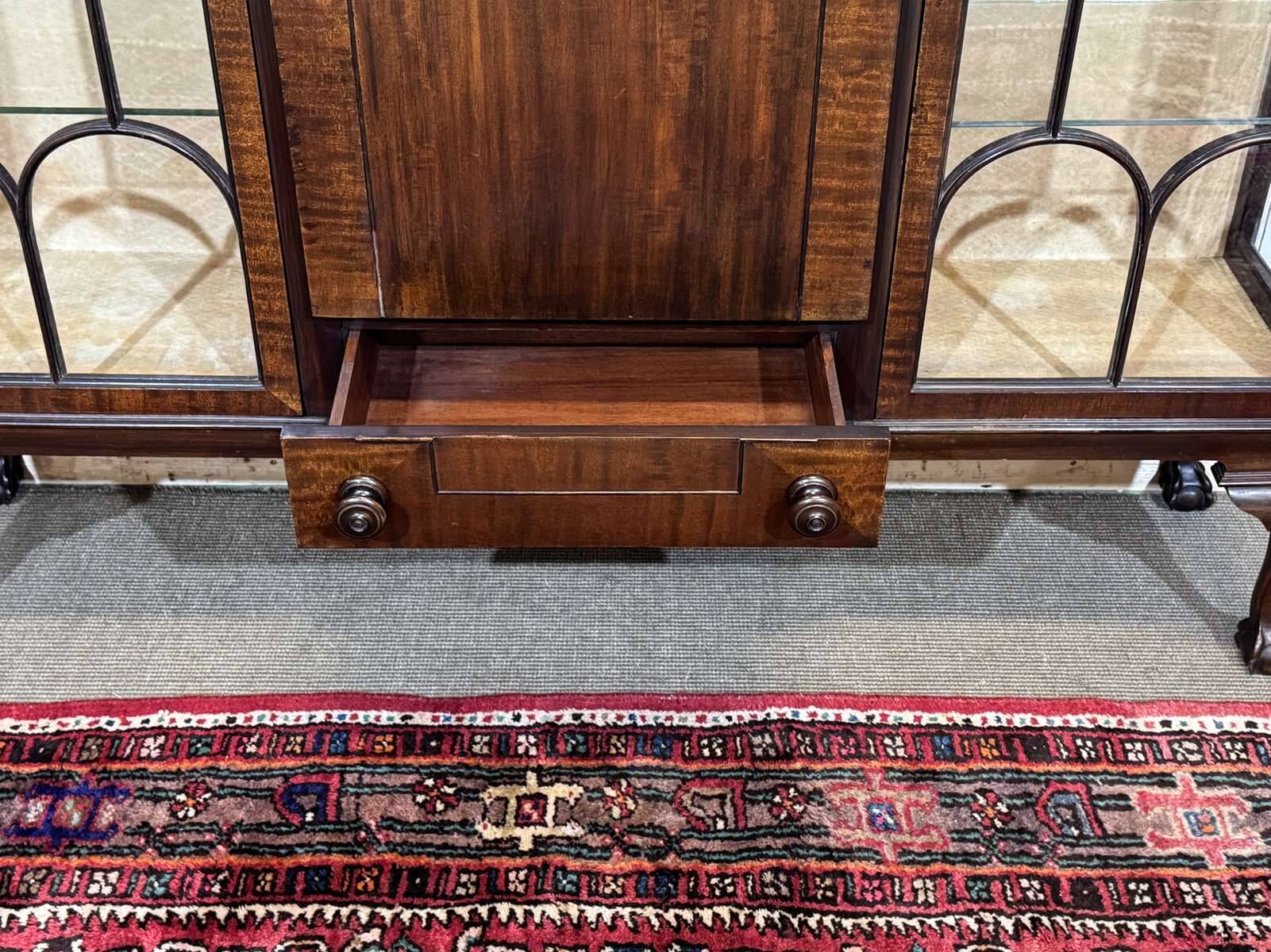 Vitrine Anglaise Chippendale 3 portes début XXème en acajou