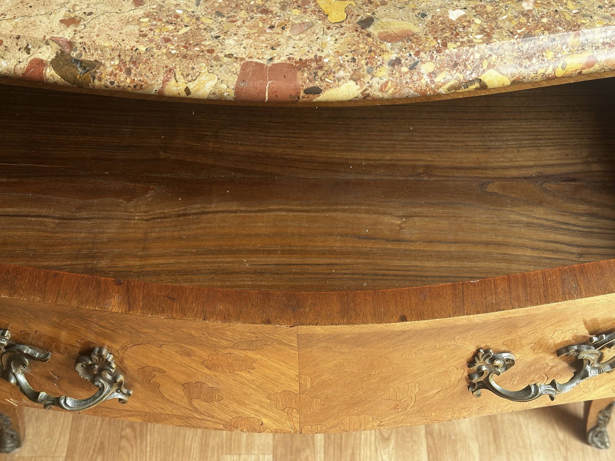Commode galbée marquetée style Louis XV – plateau marbre- 19 e siècle