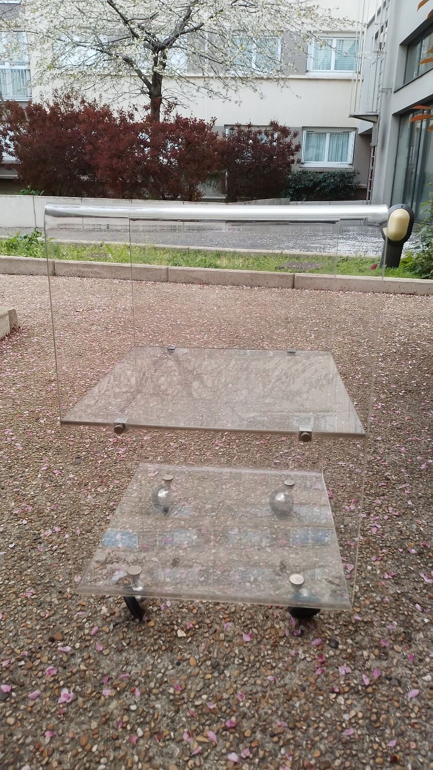 Meuble en plexiglas