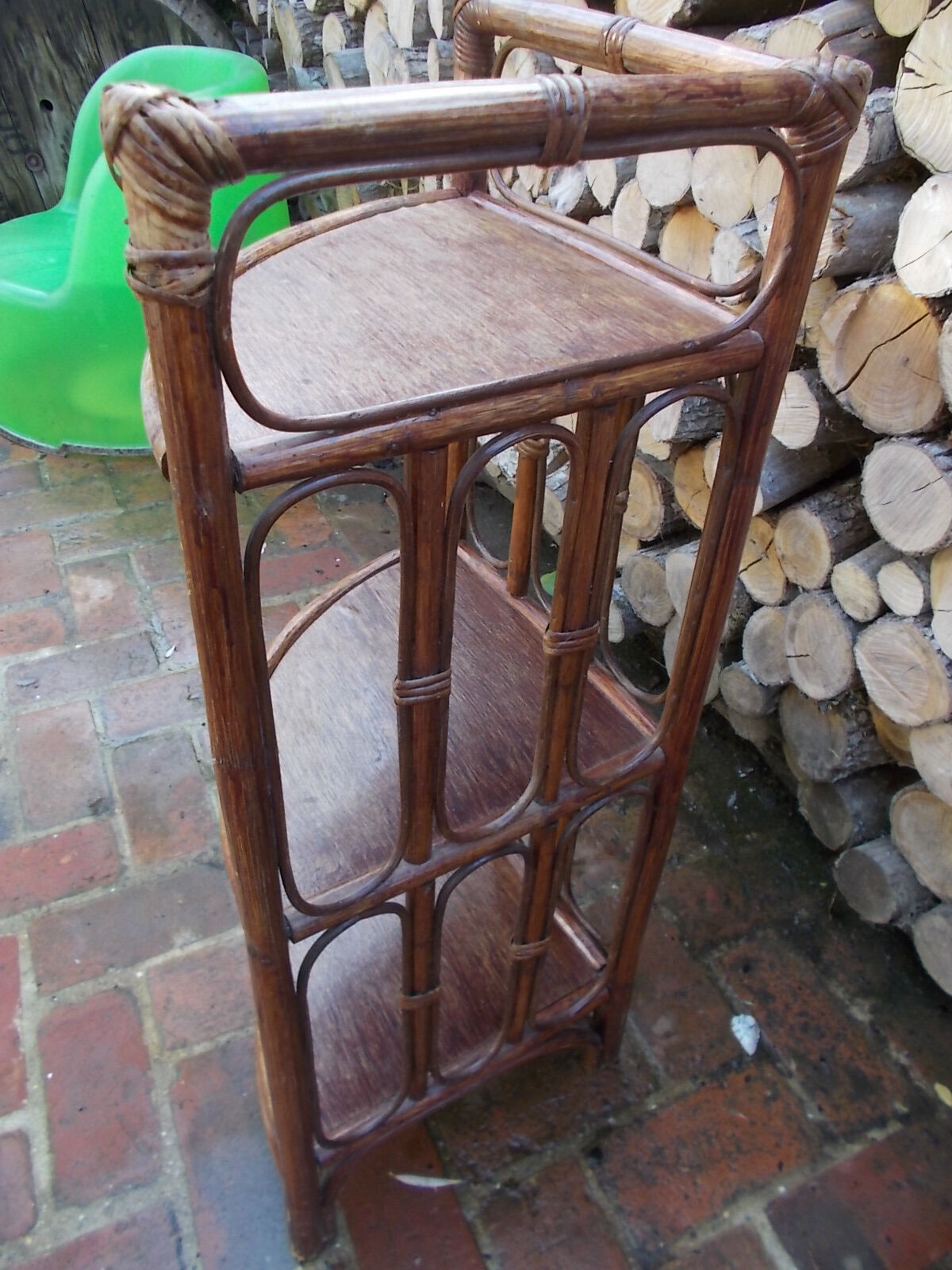 Étagère d'angle en rotin vintage