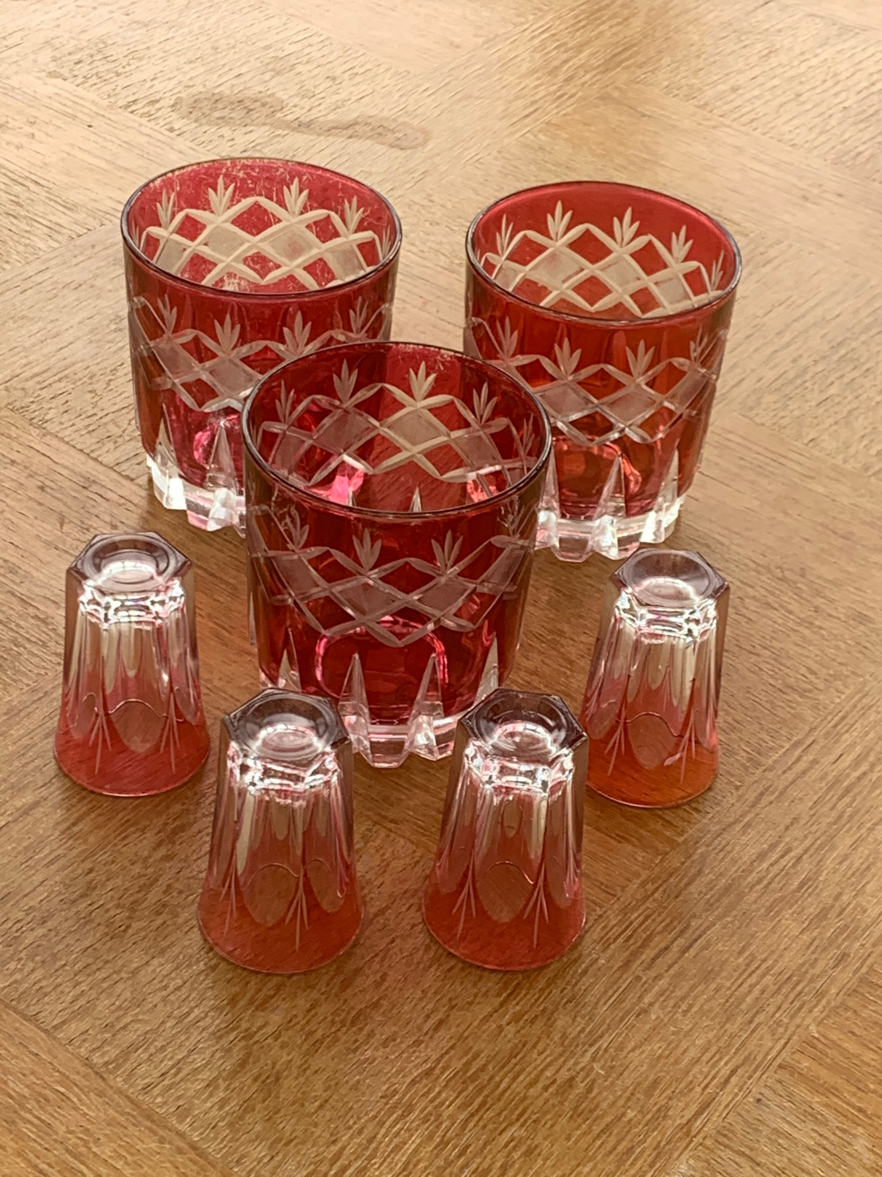 7 aperitif glasses in red and transparent glass chiseled vintage