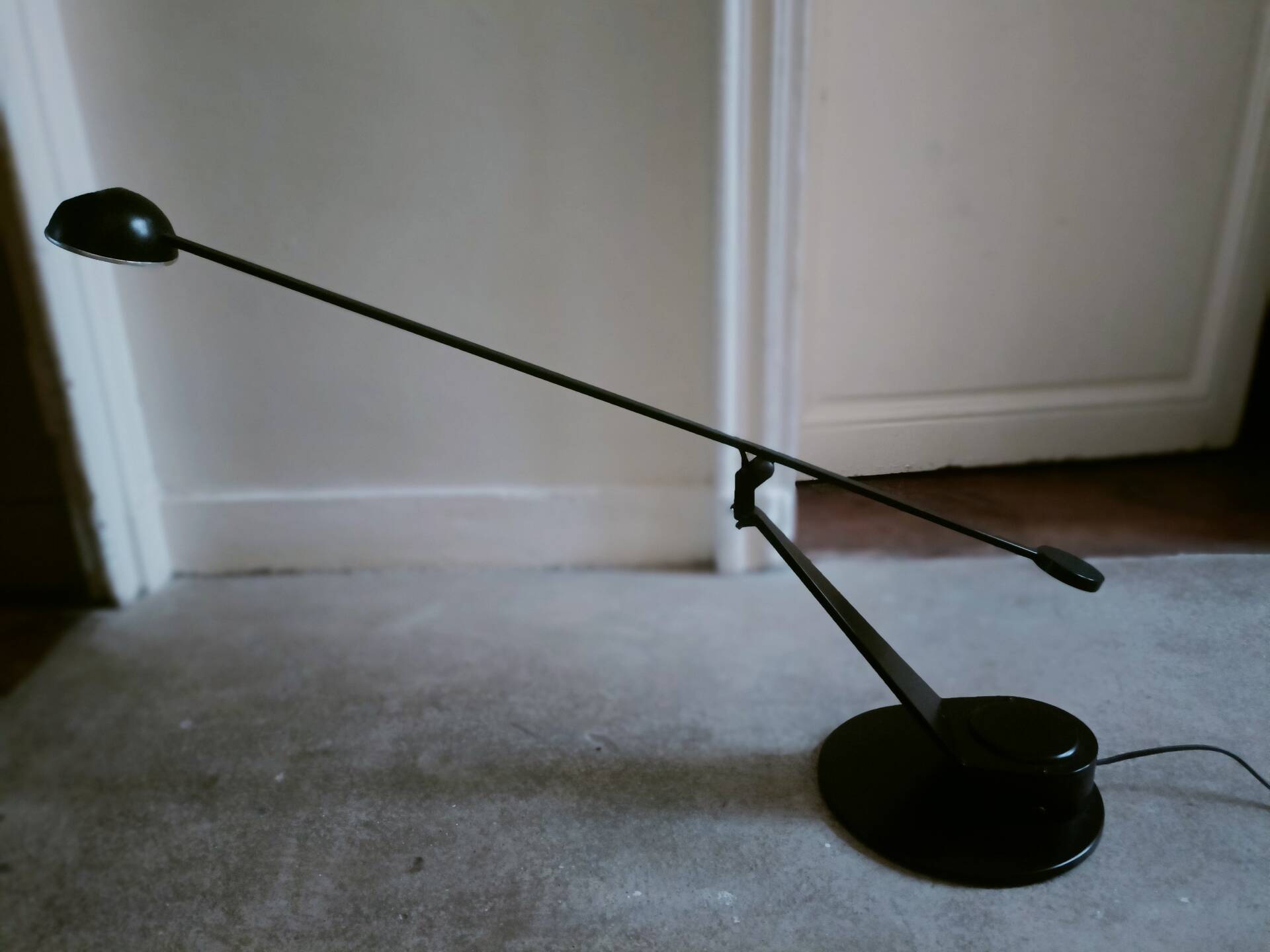 Desk lamp with a balance arm, Fase