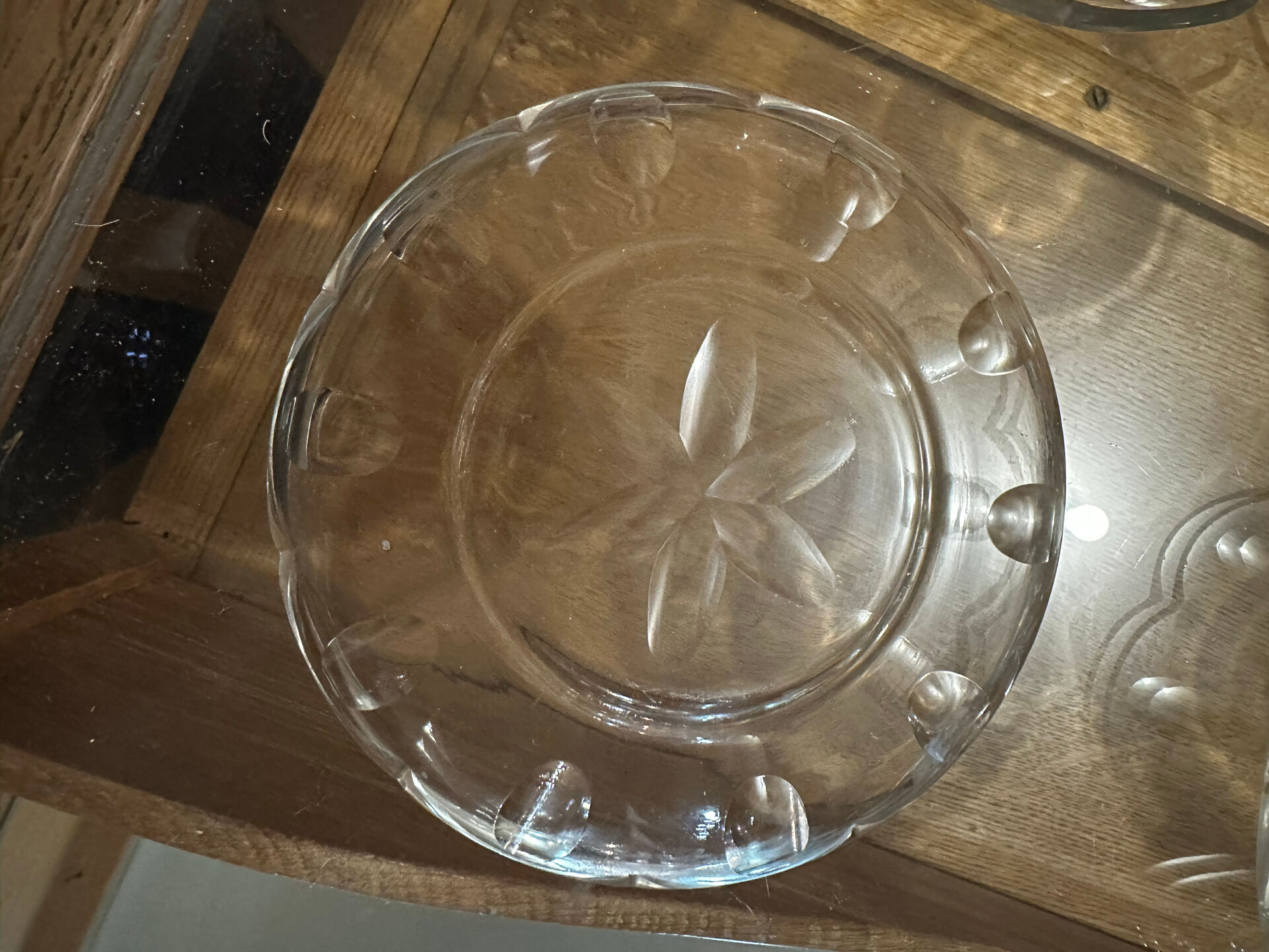 Set of 8 crystal bowls with floral decoration, France early 20th century.