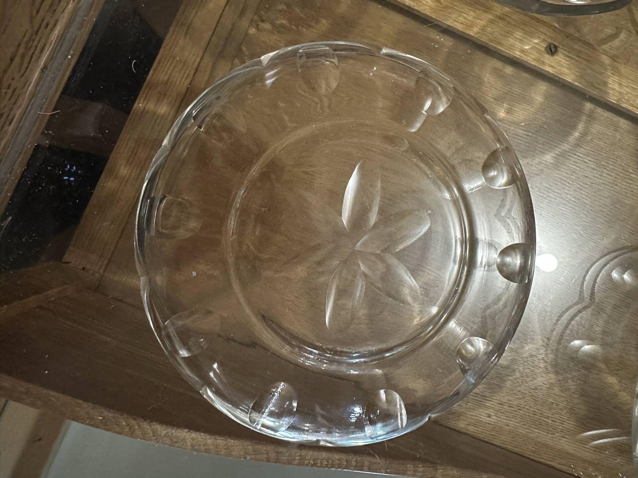 Set of 8 crystal bowls with floral decoration, France early 20th century.