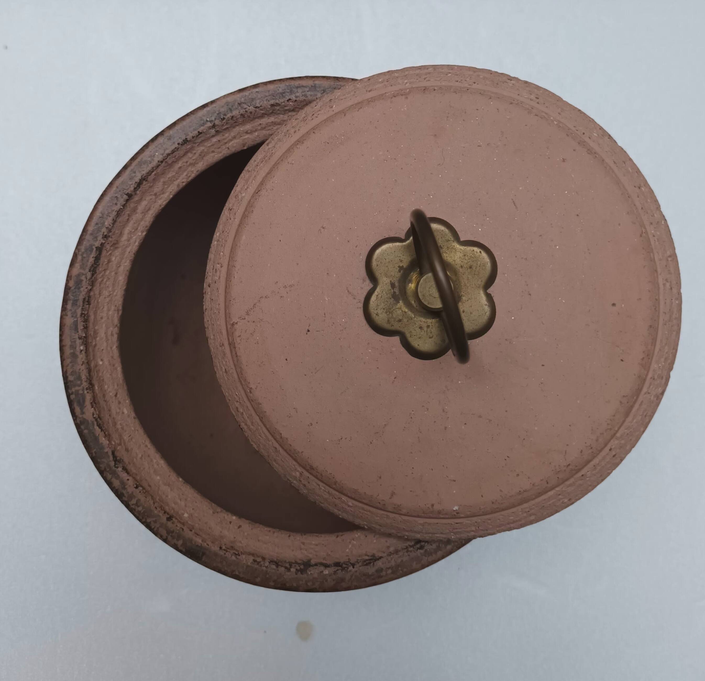 Stoneware catch-all / pot with lid