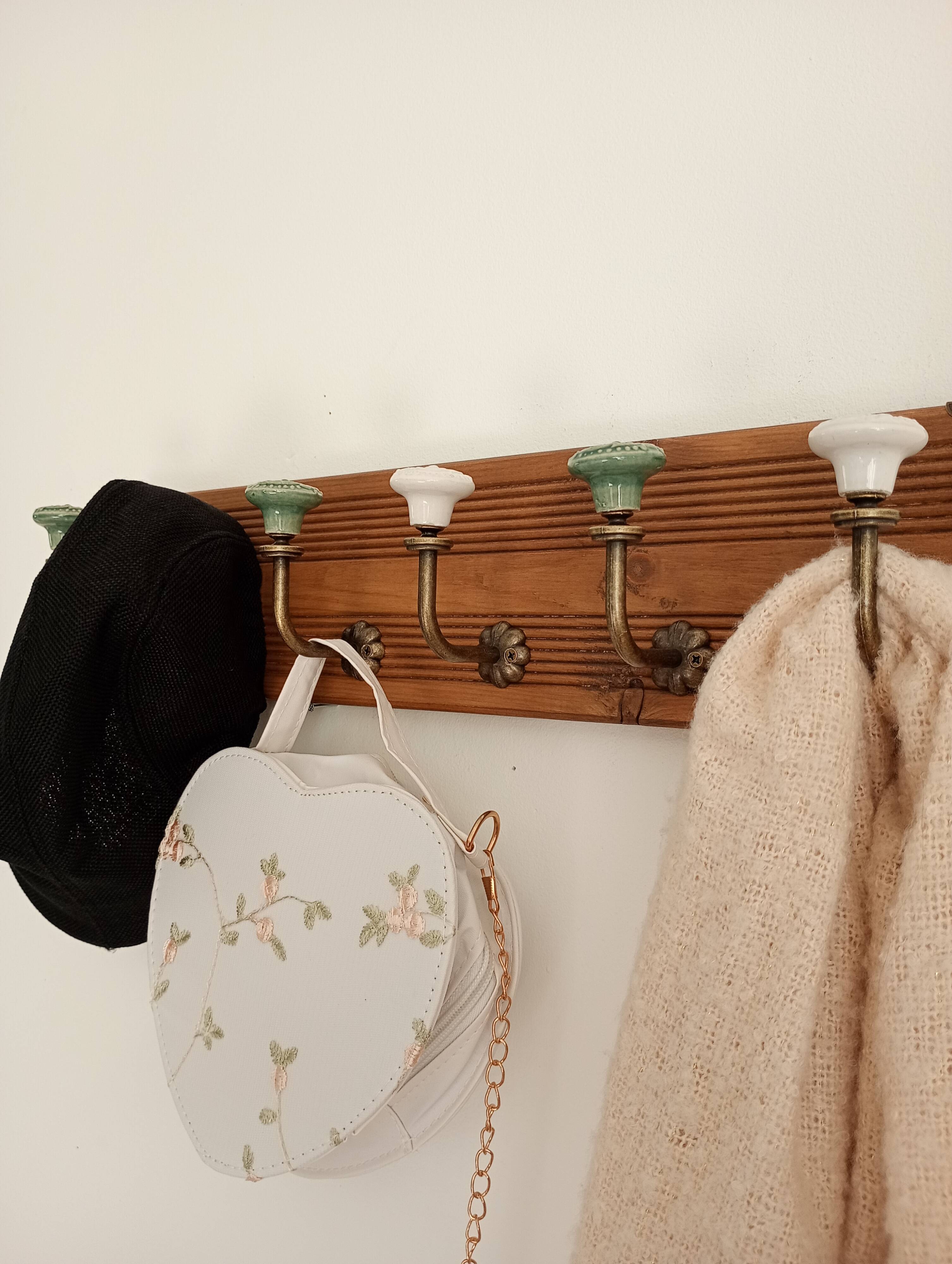 Vintage wall coat rack with 6 ceramic hooks – grooved wood 60 cm
