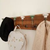 Vintage wall coat rack with 6 ceramic hooks – grooved wood 60 cm