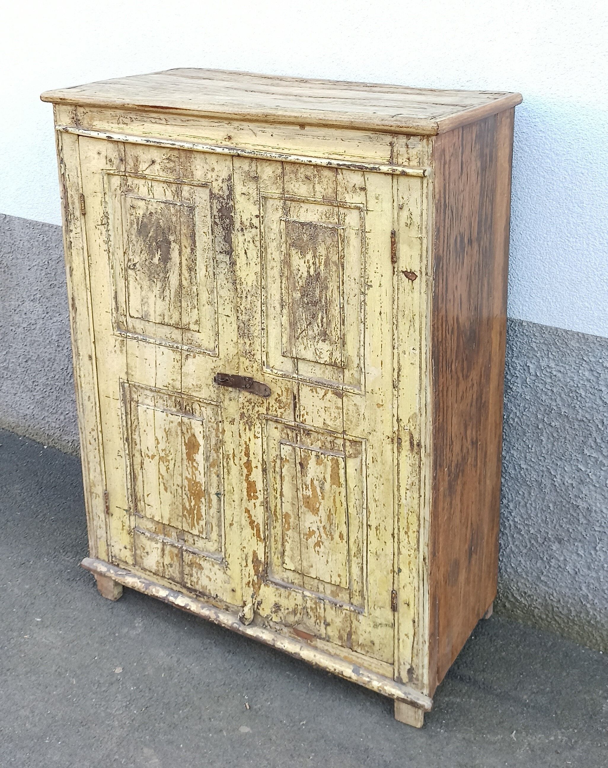 Armoire ancienne et profonde en bois