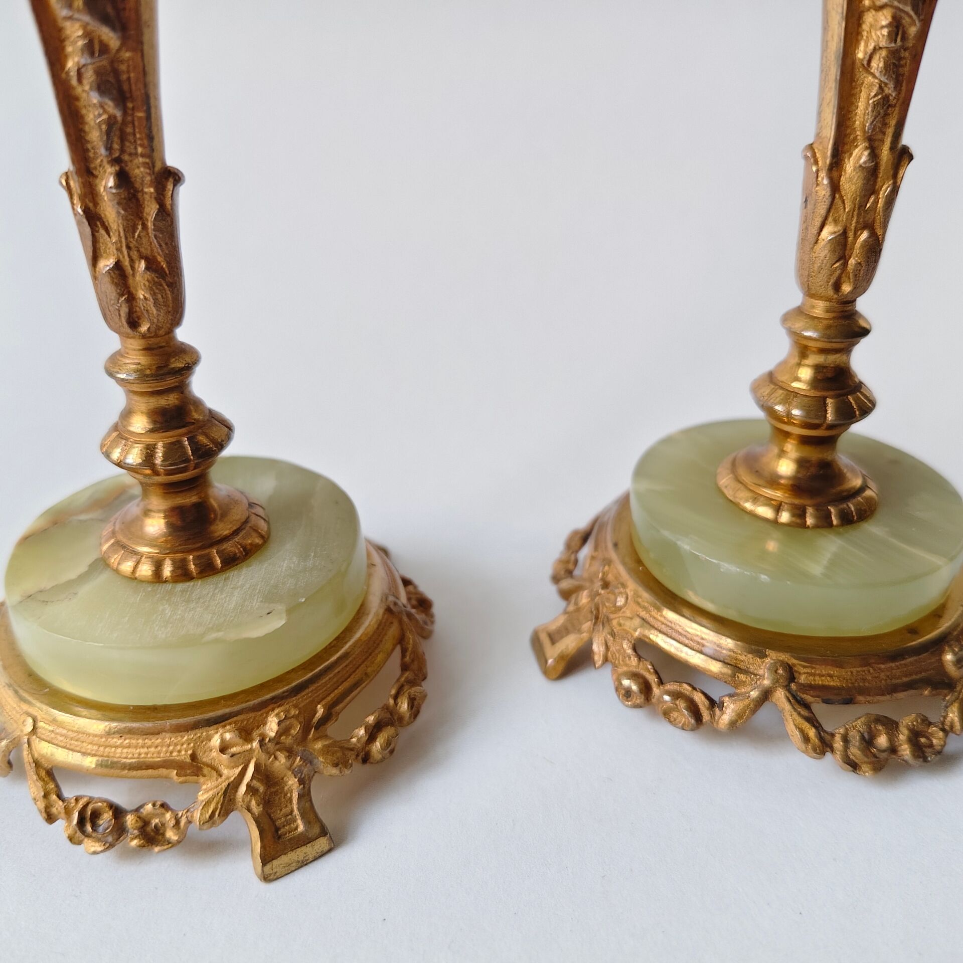 Pair of neoclassical candle holders in gilded bronze and green onyx, bust of
