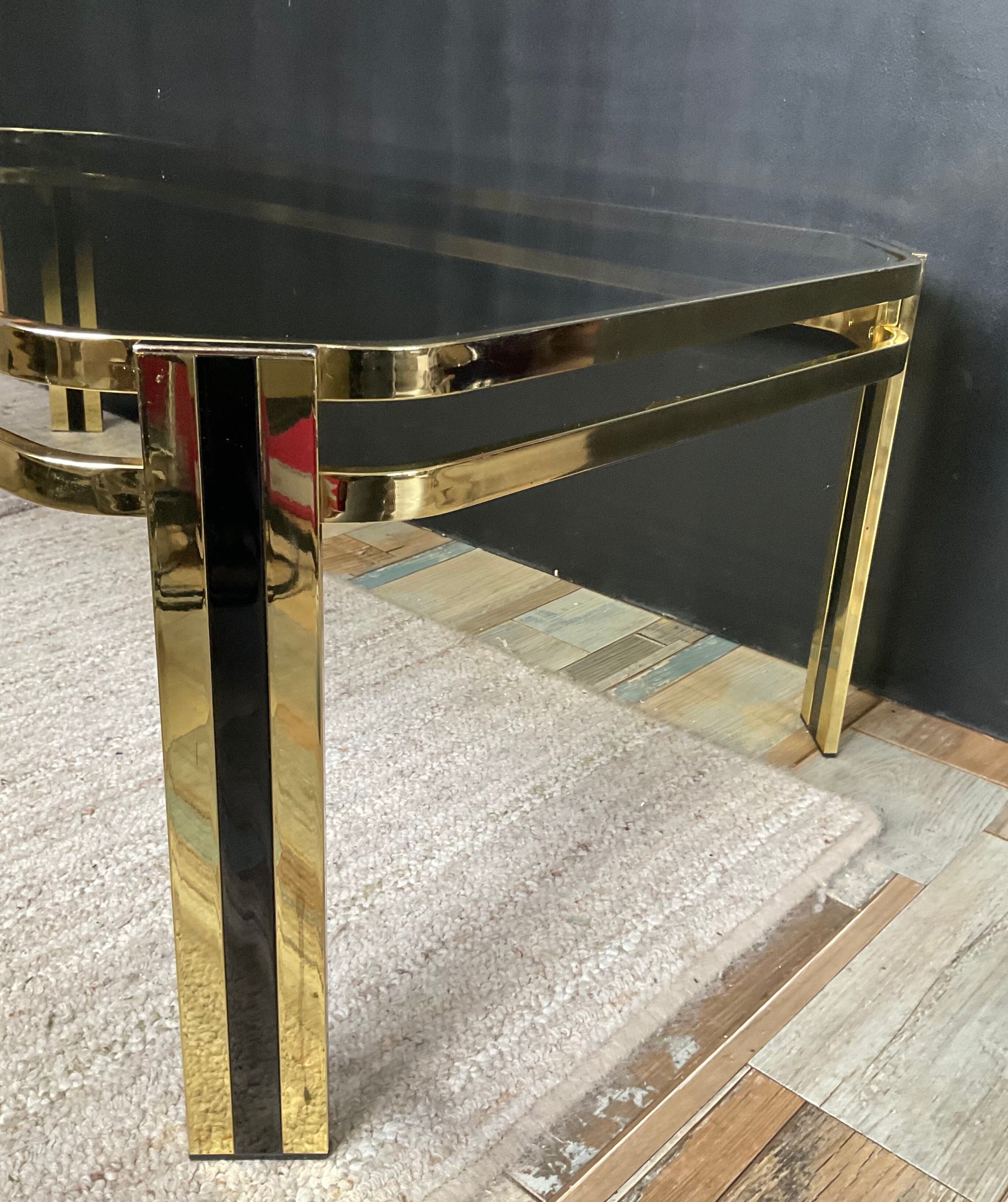 Table basse vintage années 70 en métal doré et verre fumé