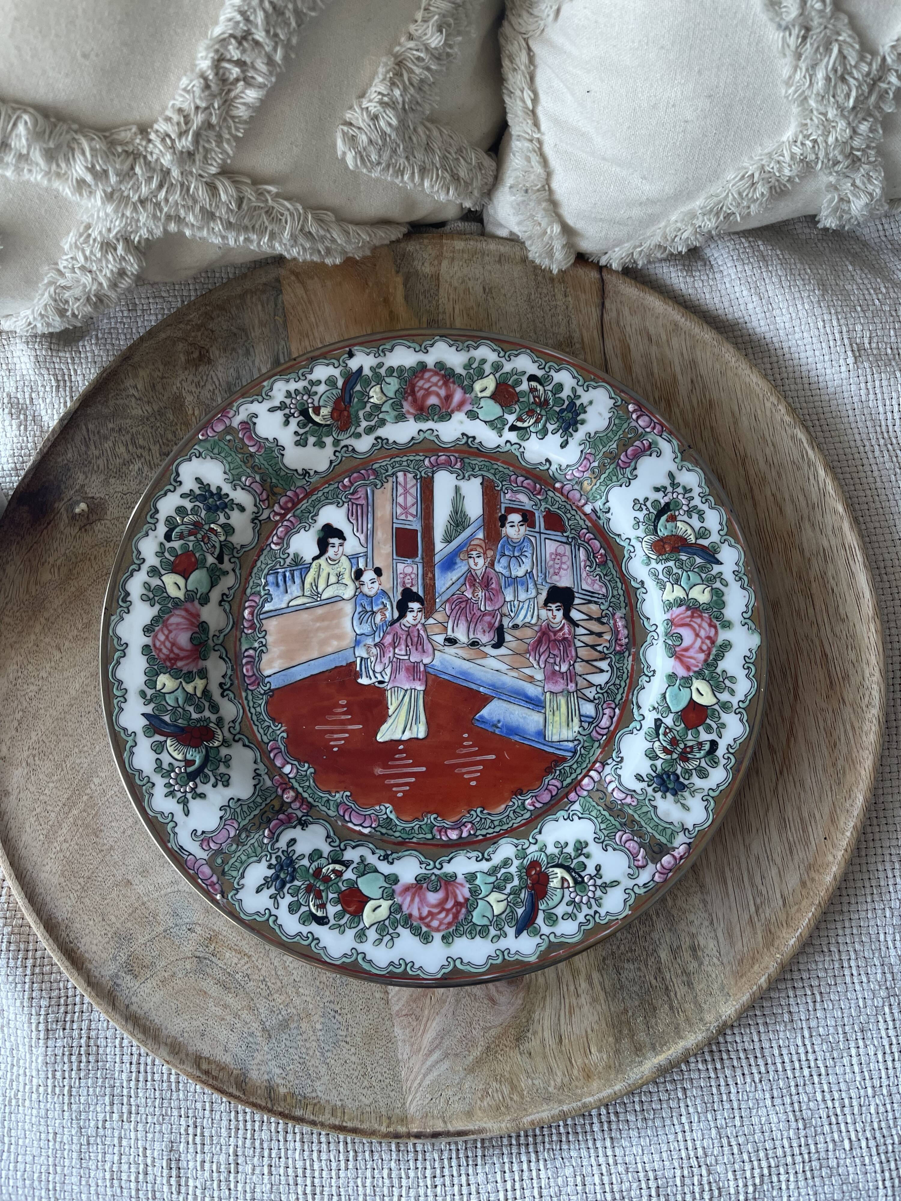 Ancient Chinese plate from the Qing Qianlong dynasty hand painted
