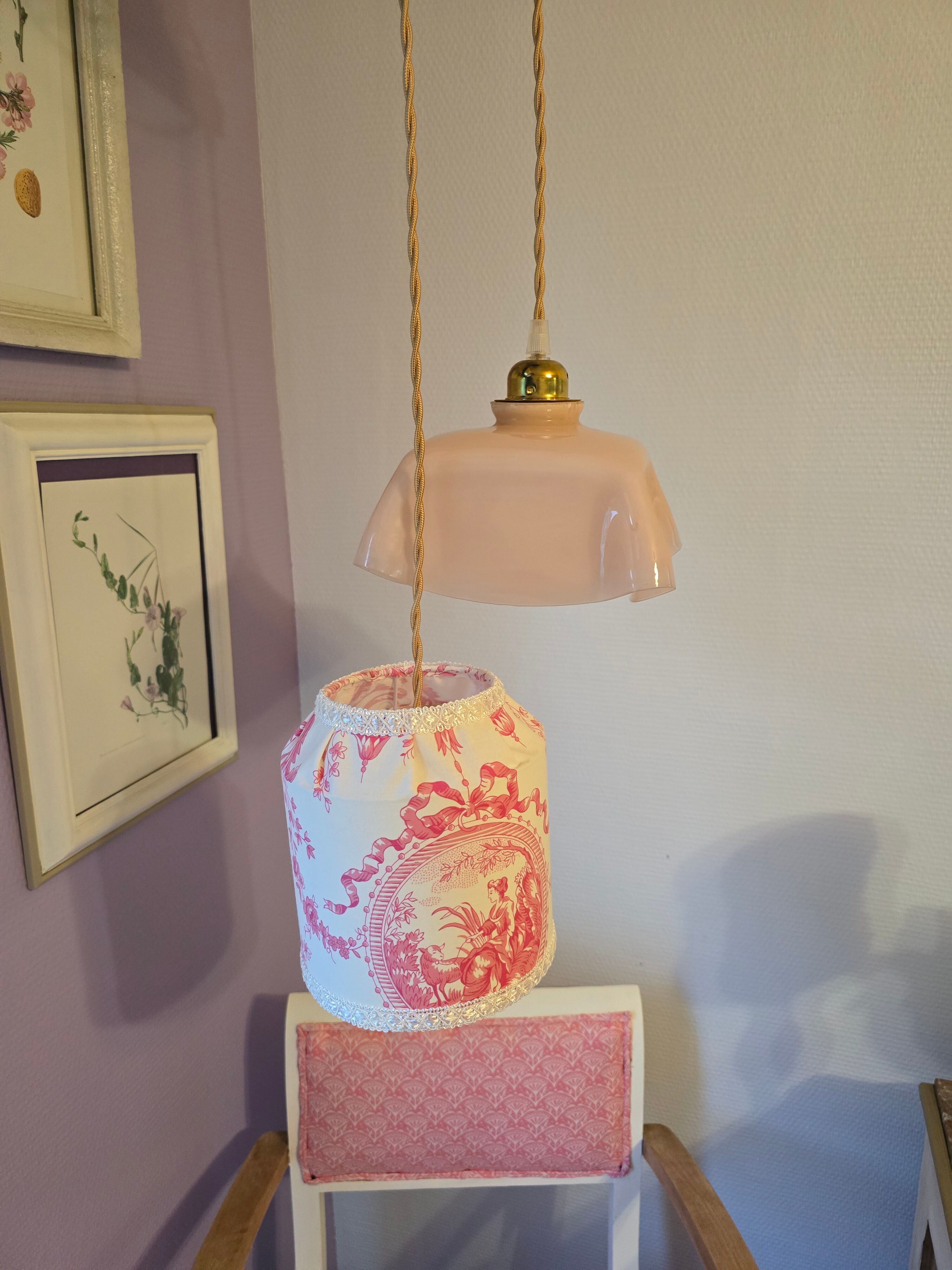 Suspension abat jour en toile de Jouy et opaline drapée rose