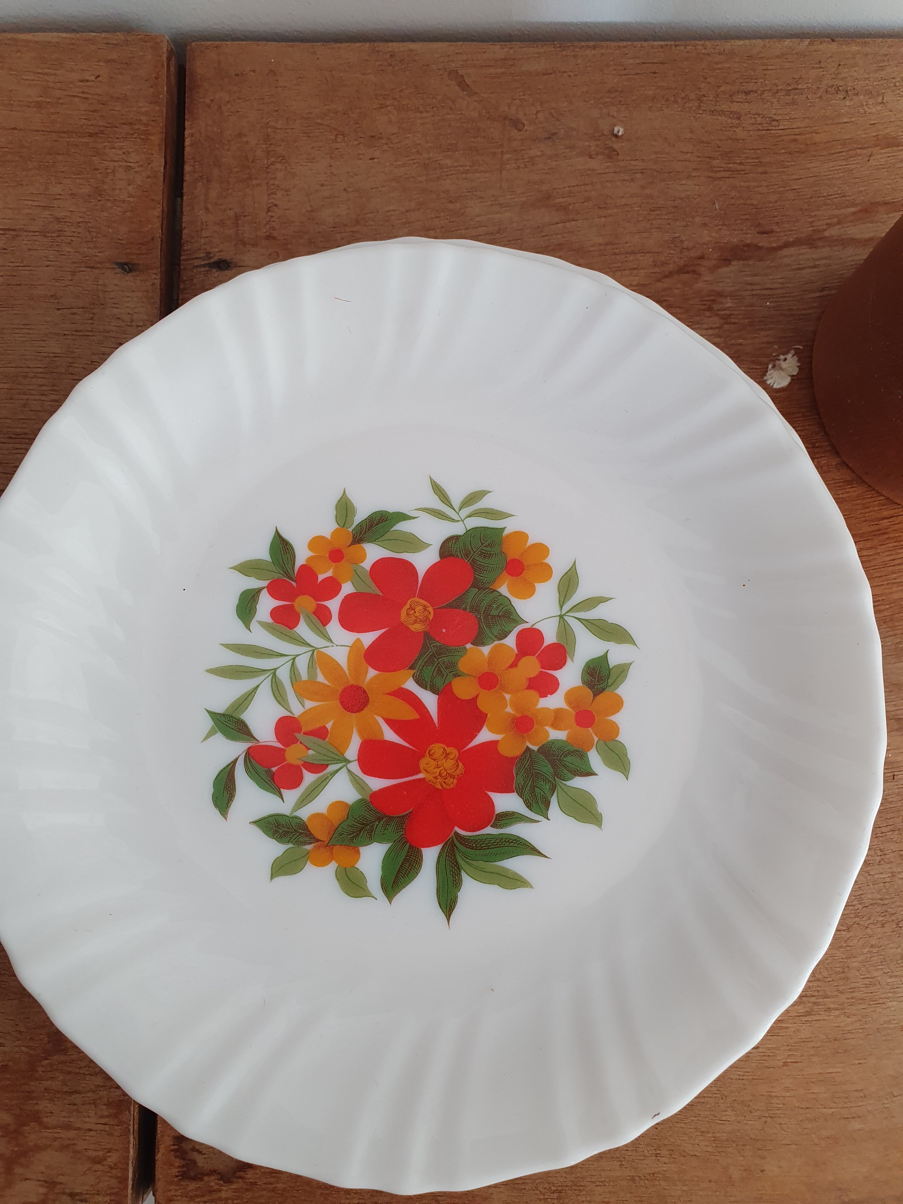 6 Arcopal dessert plates