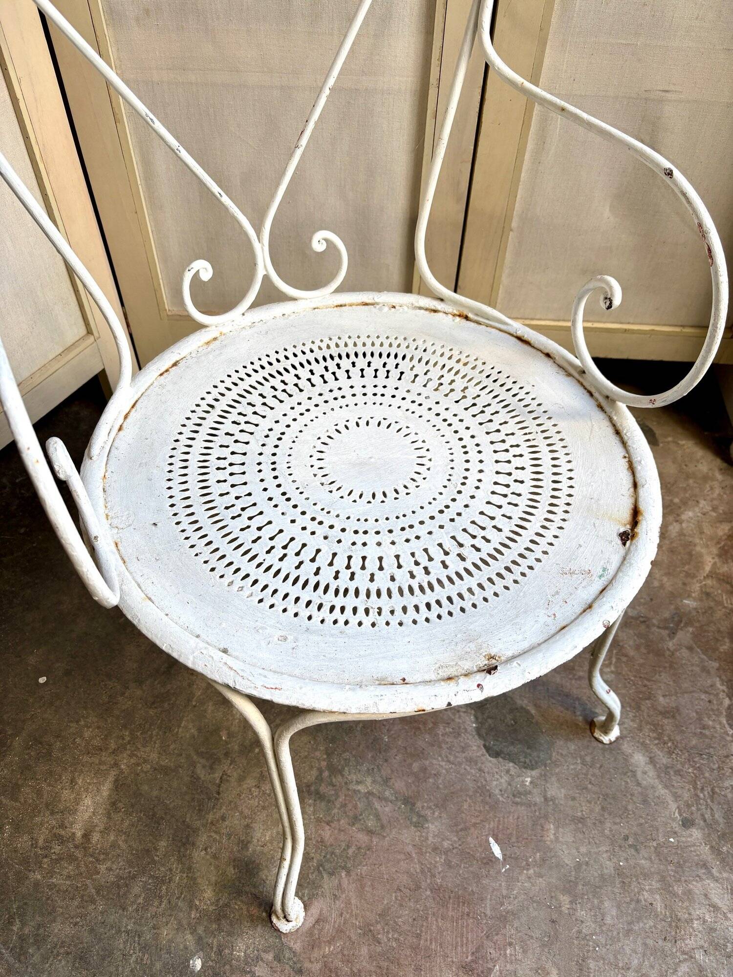 Fauteuil de jardin en fer forgé blanc