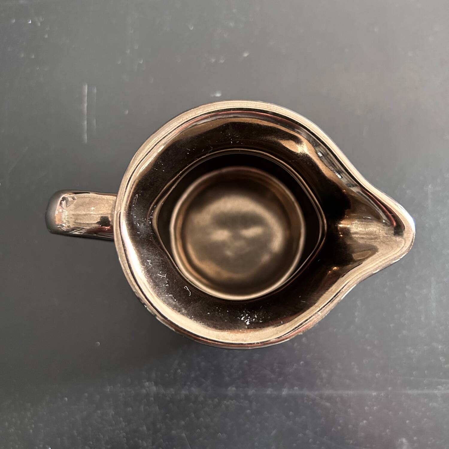 Crémier anglais en faïence bronze