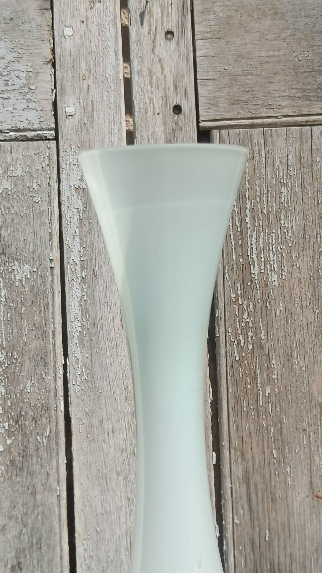 Single-stem vase in white opaline glass