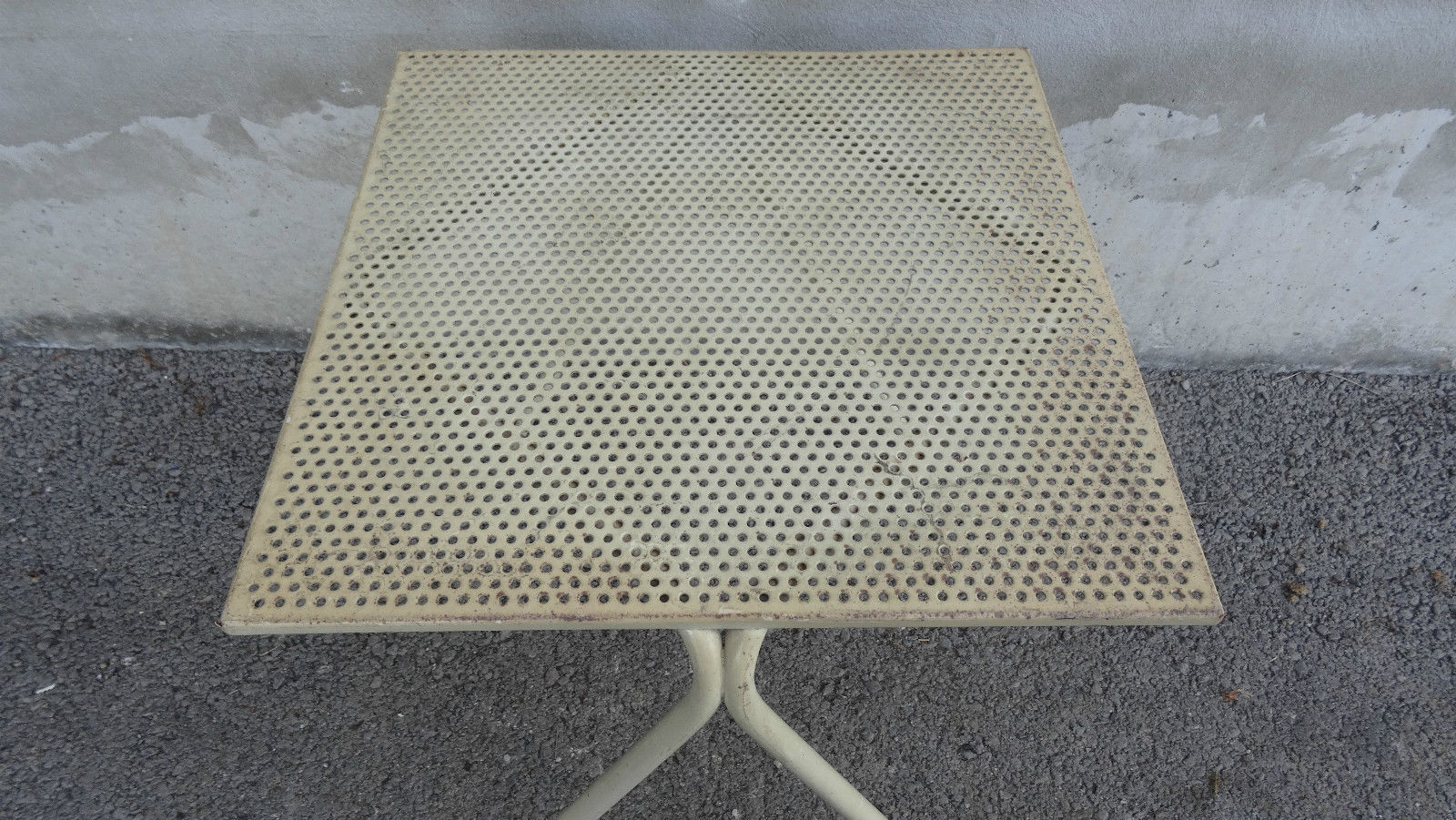 Table service rigitulle perforated