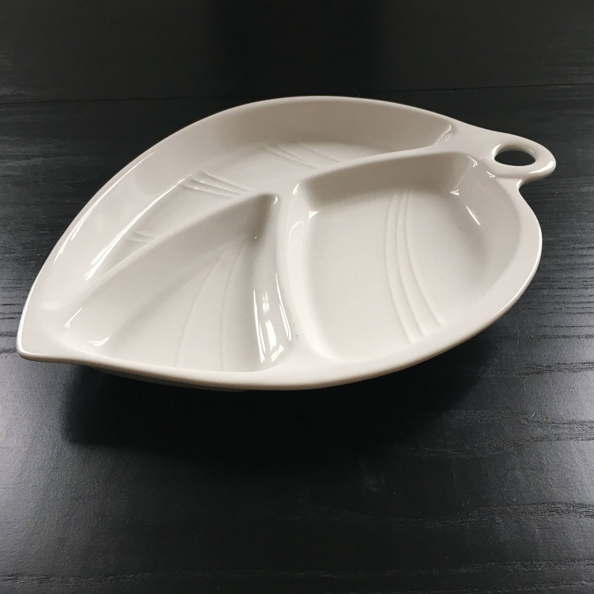 Plat feuille  en faïence blanche