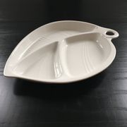 Plat feuille  en faïence blanche