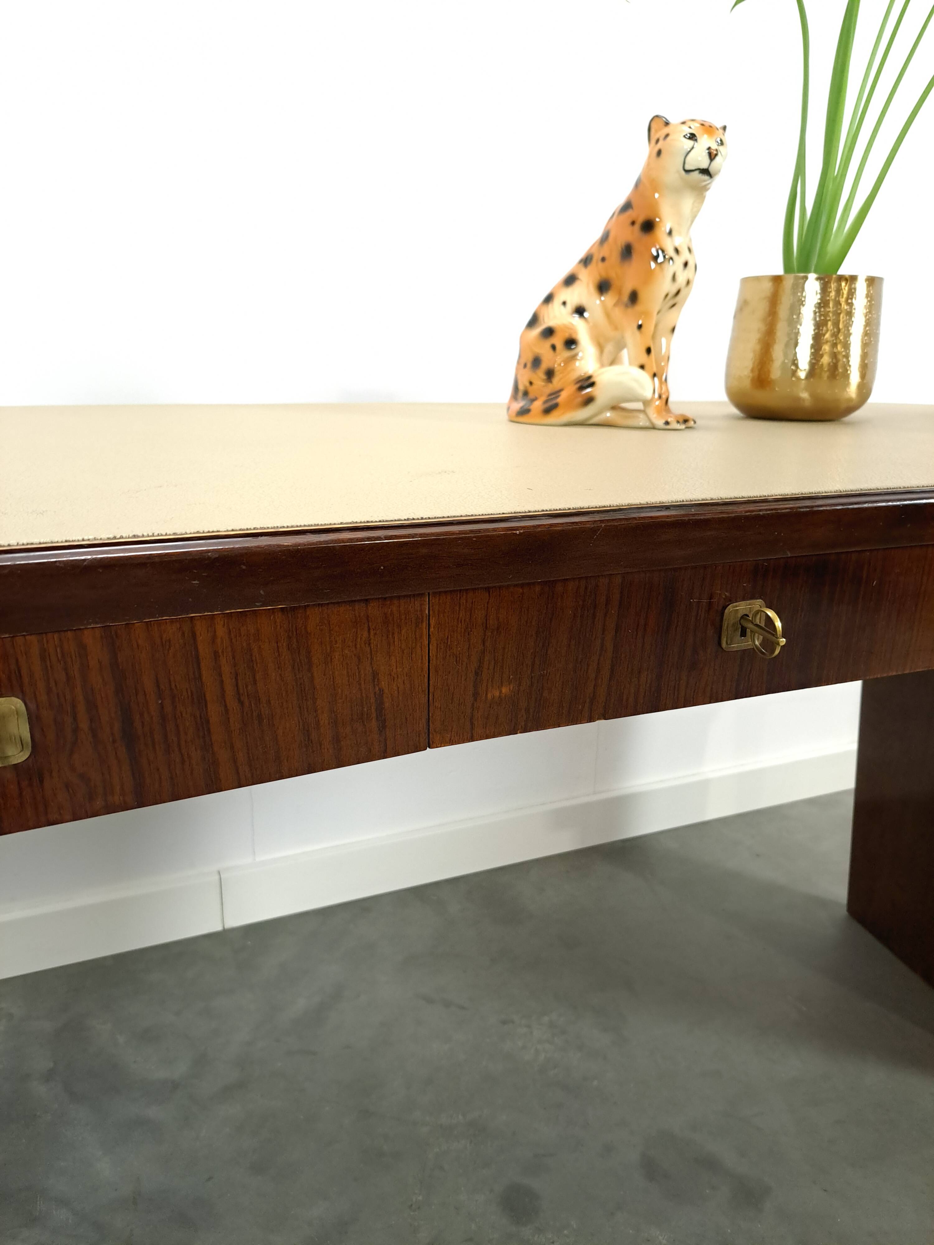 Vrijstaand Art Deco bureau met licht blad en lades