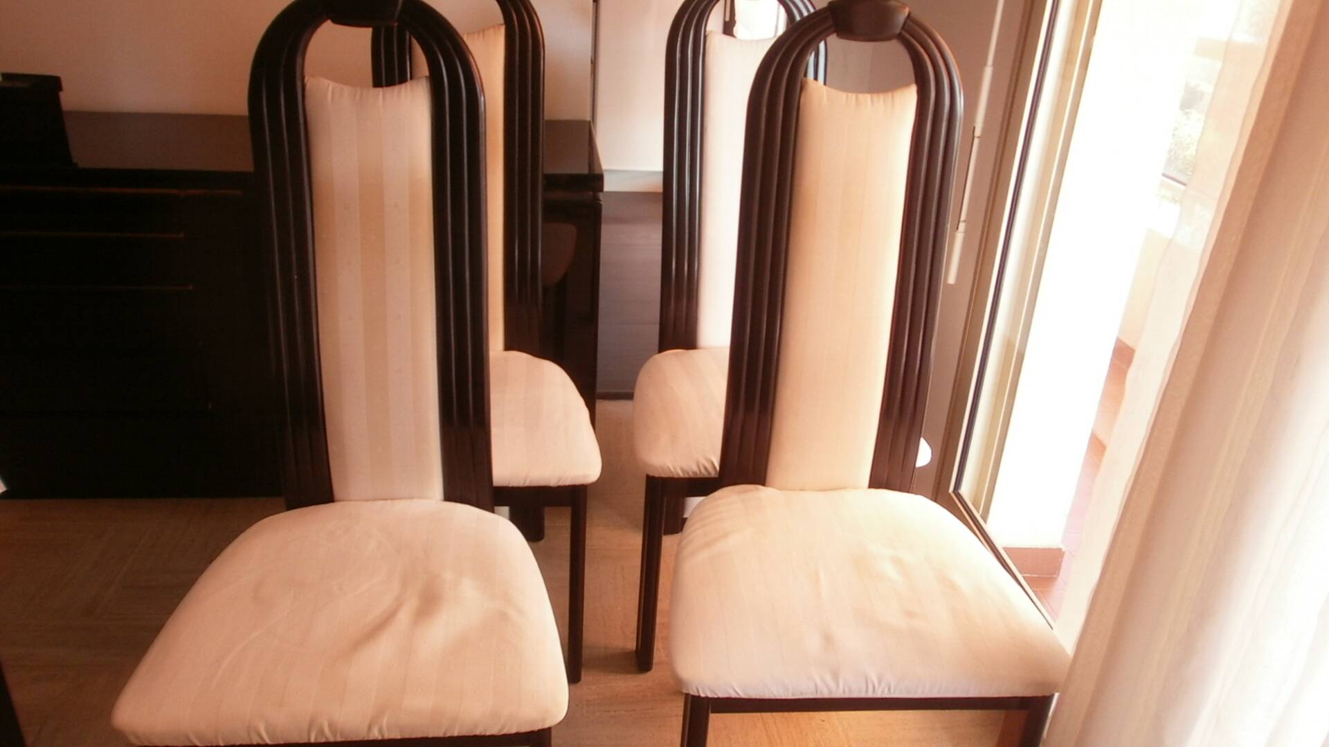 4 chaises contemporaines