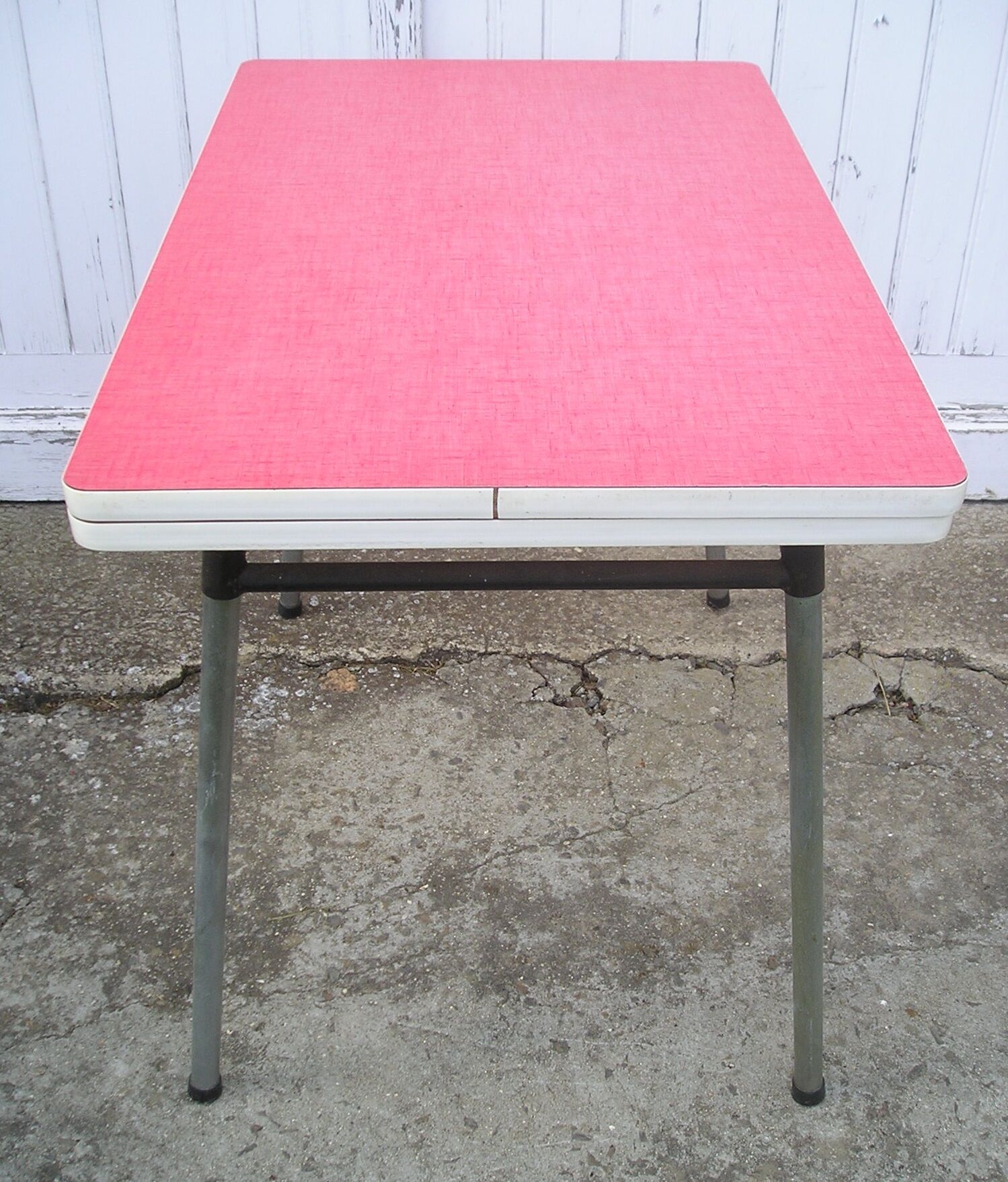Table formica red and its 2 stools 1970