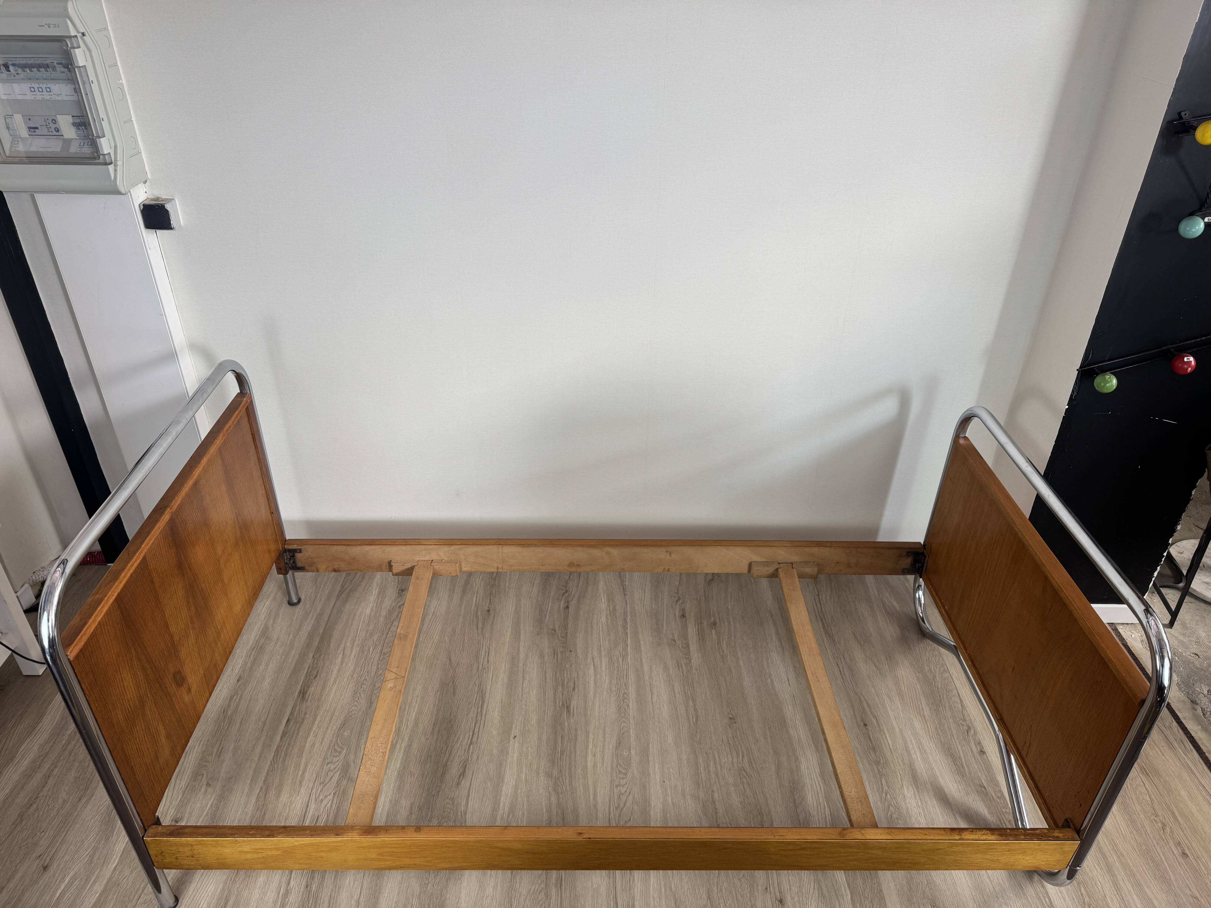 Lit simple Art Déco tubulaire chromé et placage bois — Bauhaus — 30/40