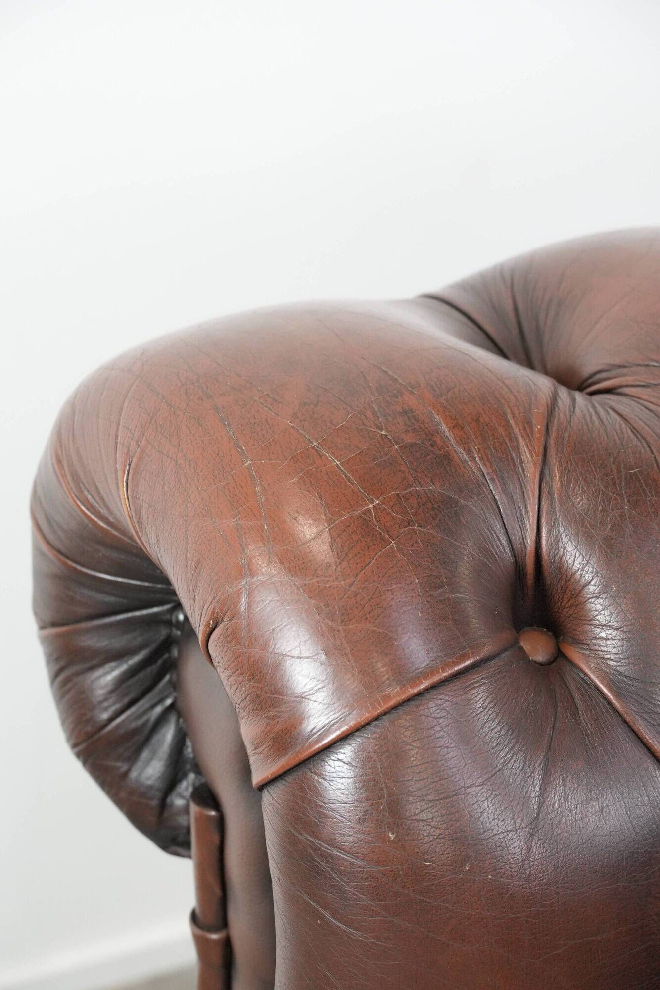 Dark brown cow leather vintage 2-seater Chesterfield sofa in English style