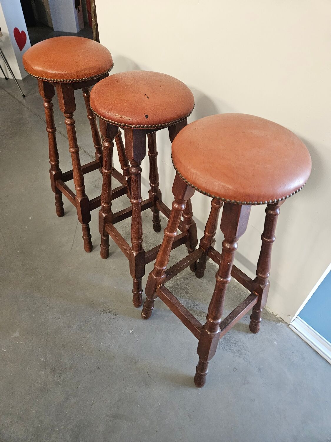 3 high stools in wood and leather