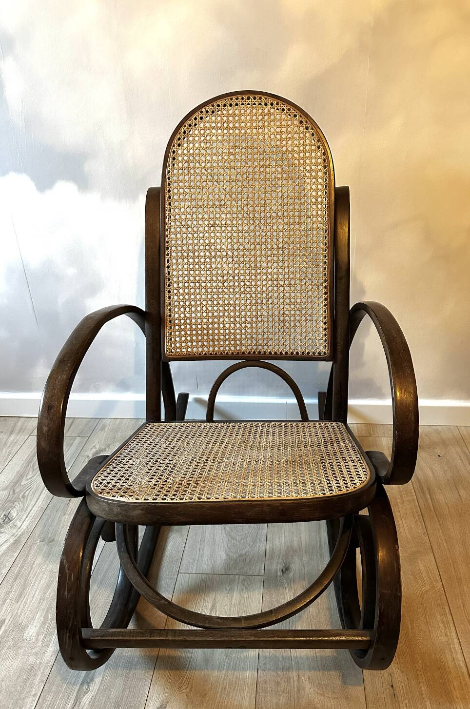 Rocking chair en bois courbé et cannage