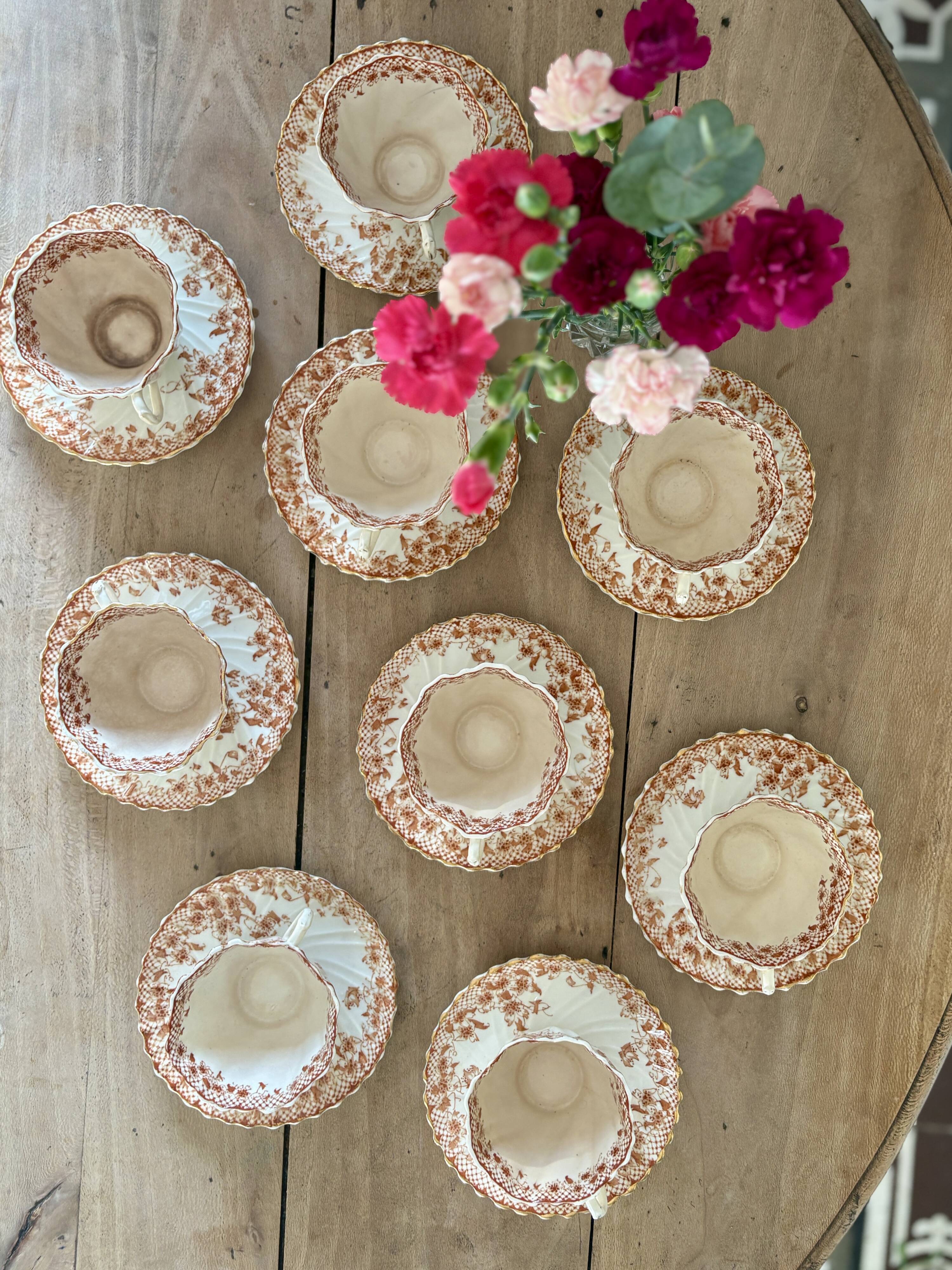 Lot de 9 tasses à thé ou café et le pot à lait en porcelaine fine Anglaise - Royal Albert