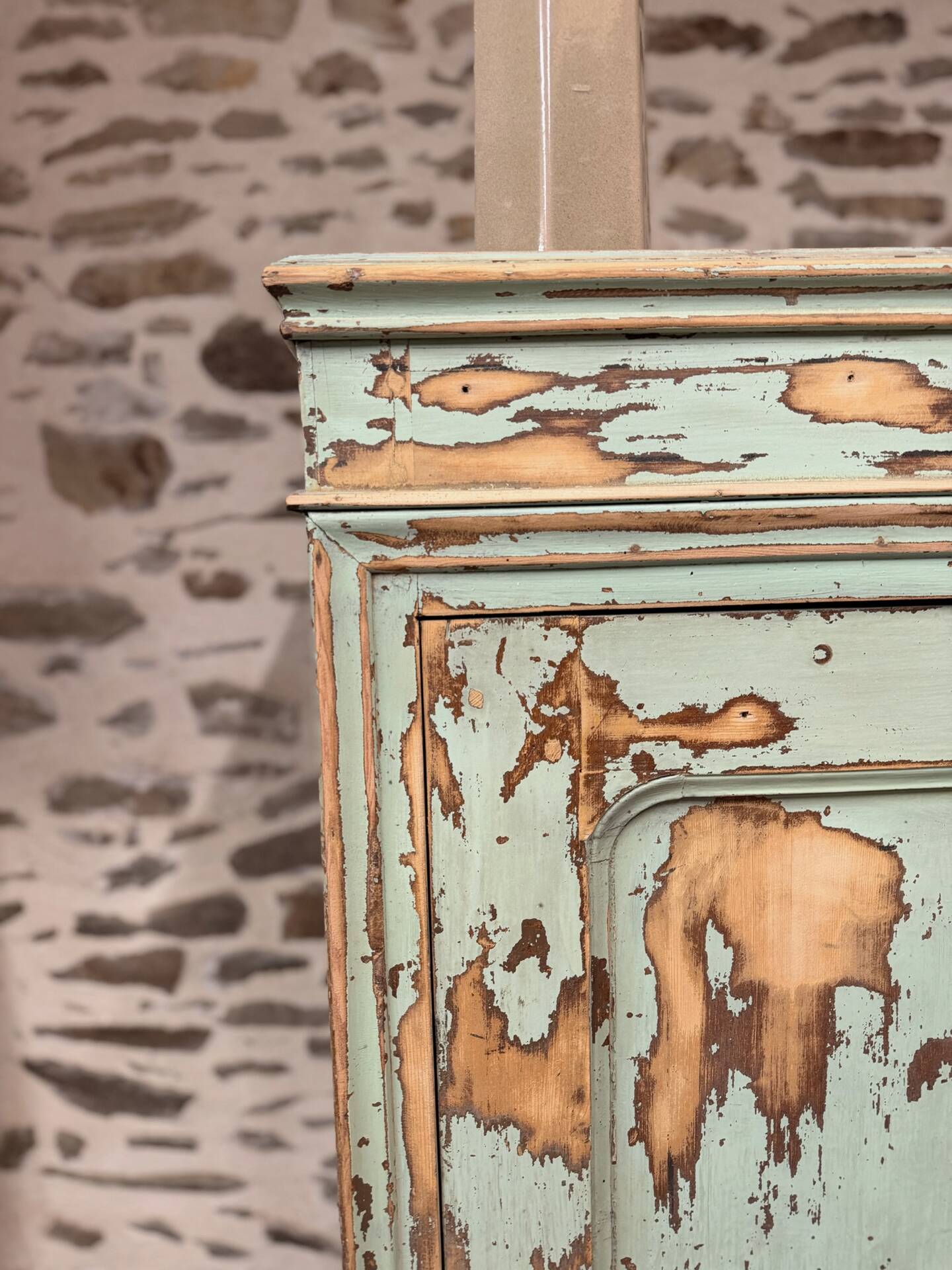 Superb vintage patinated bonnetière