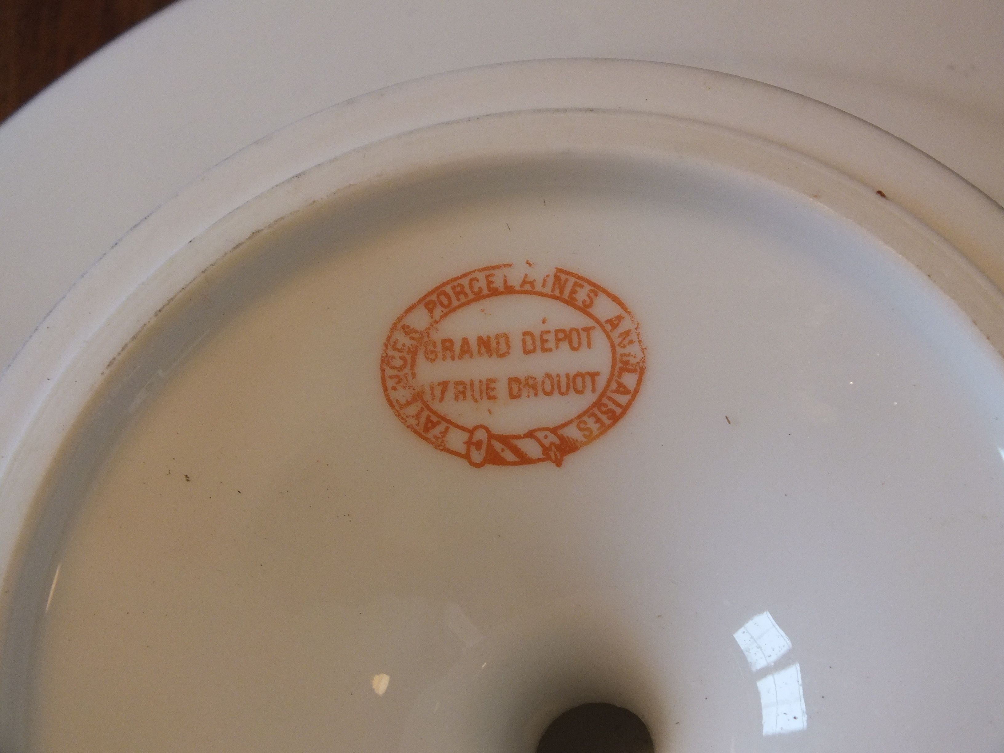 Set of 4 porcelain display cups of the depot rue Drouot in Paris