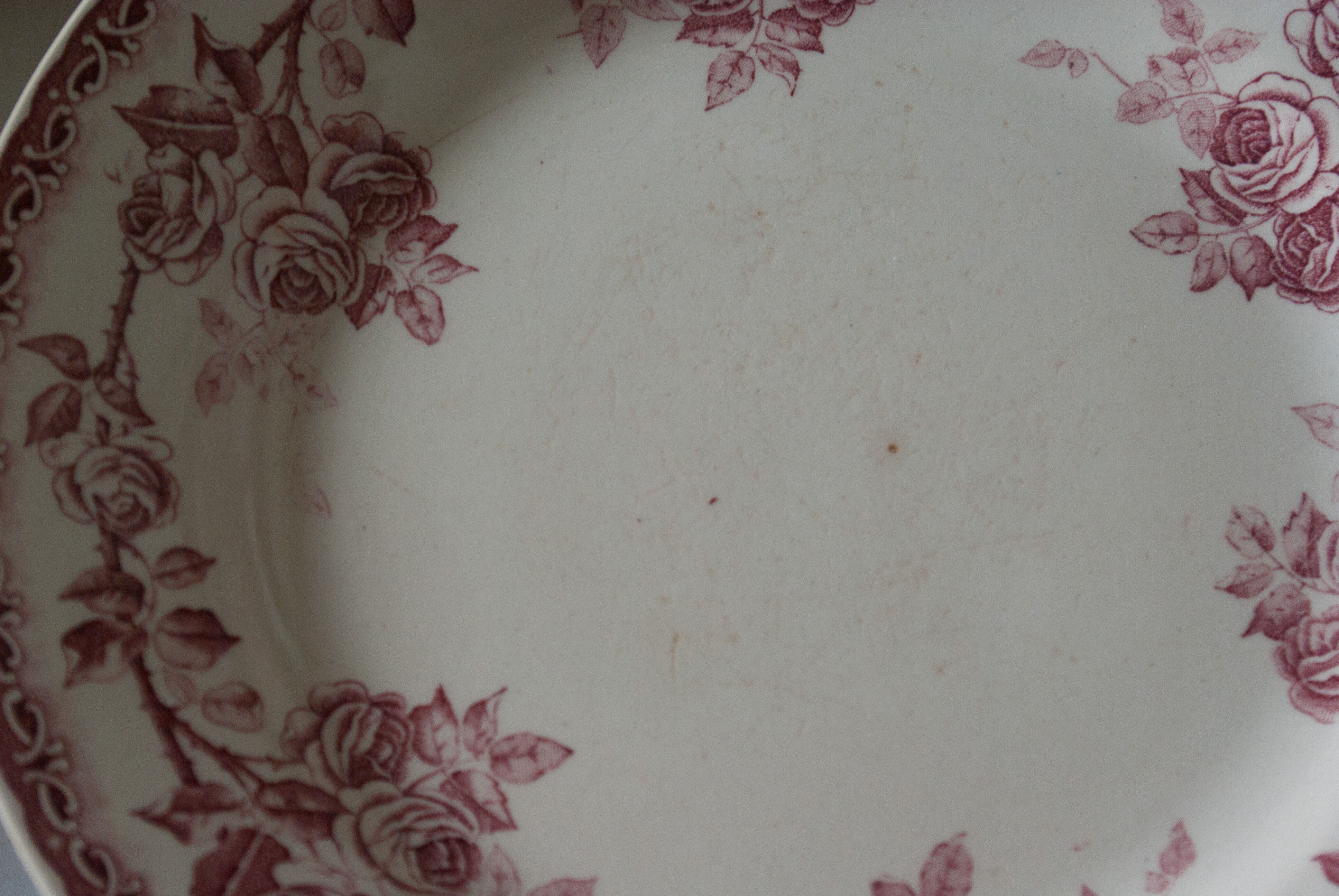 Old plates, rosé red décor, "Paris"