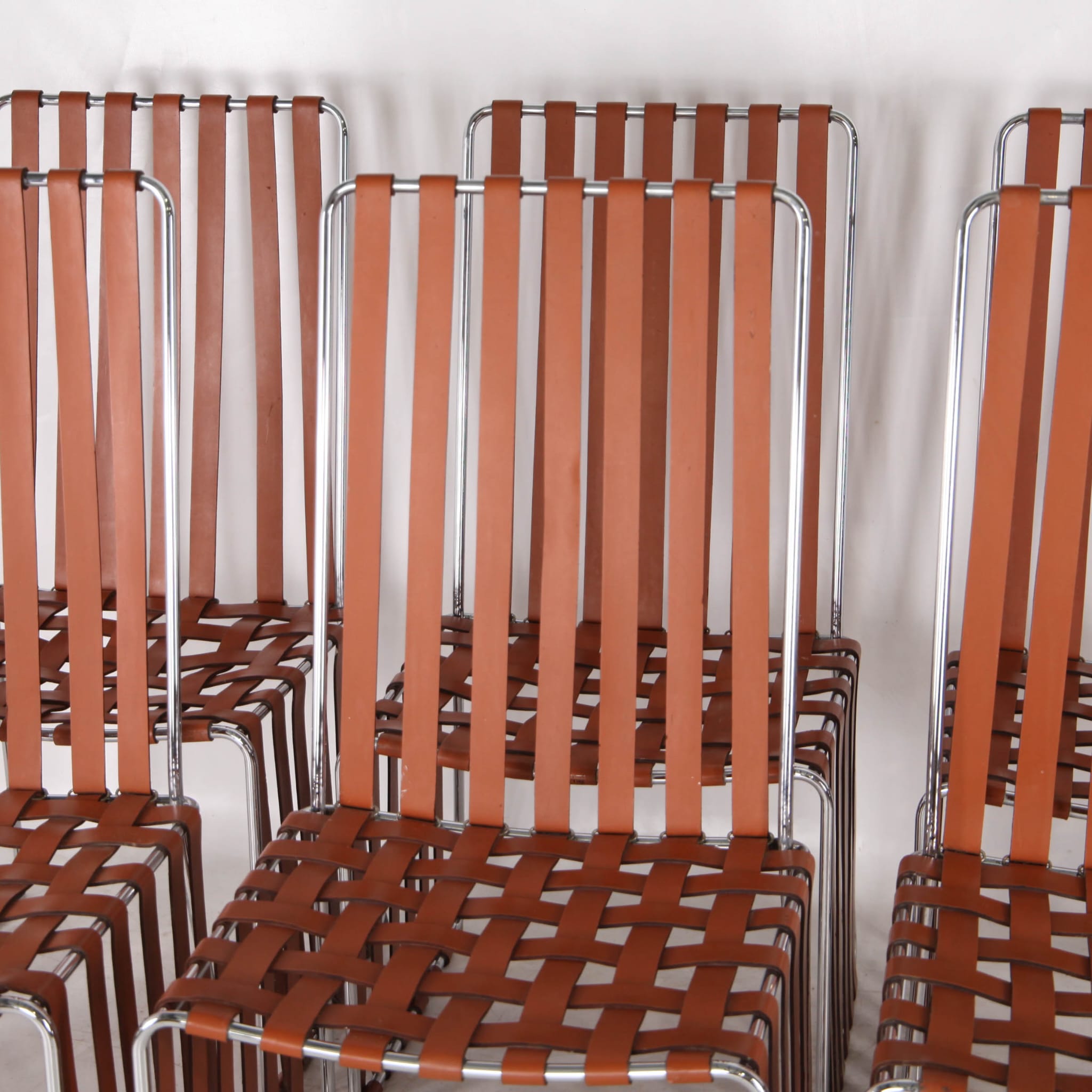 Suite de 6 chaises en cuir et chrome