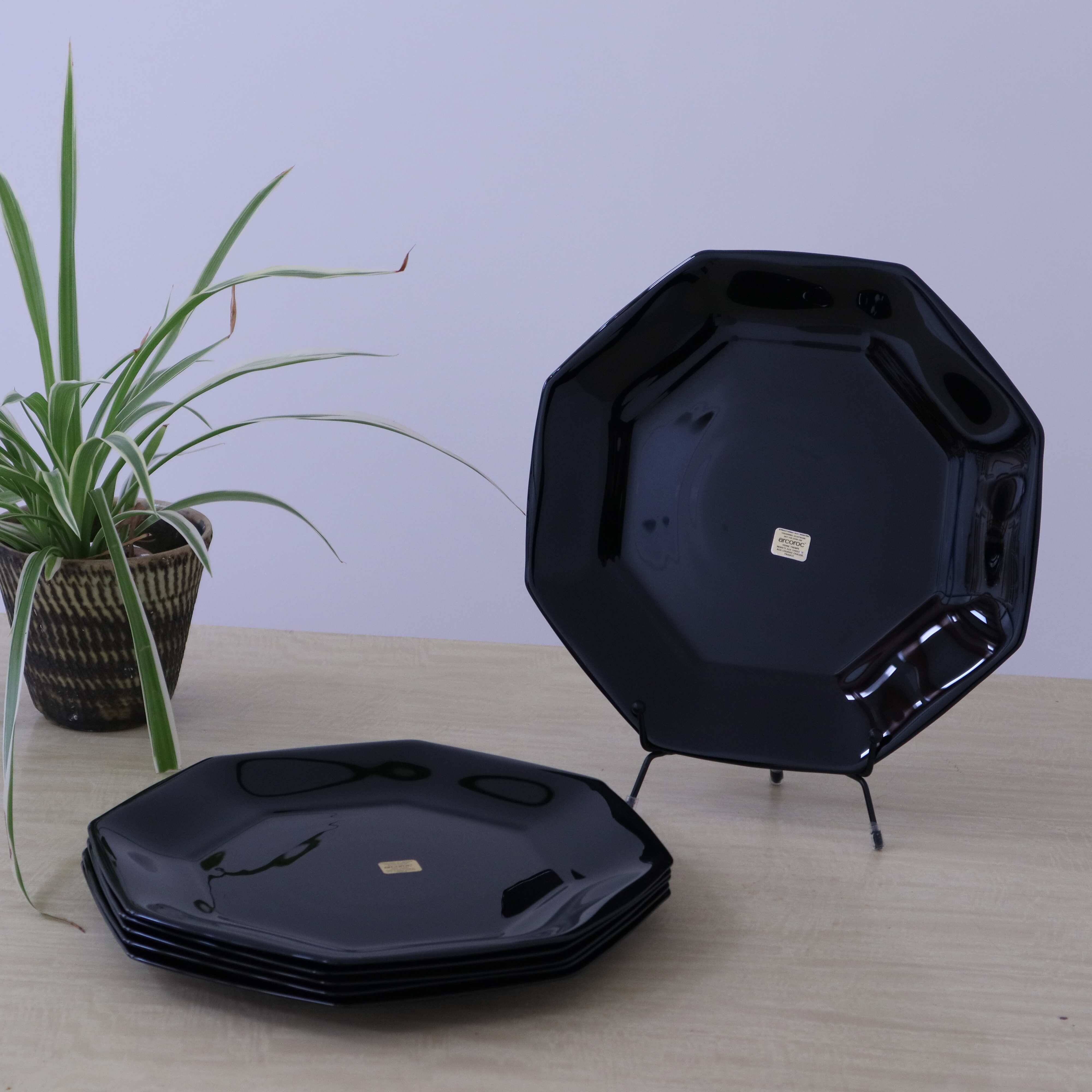 6 "Octime" black Arcoroc dinner plates