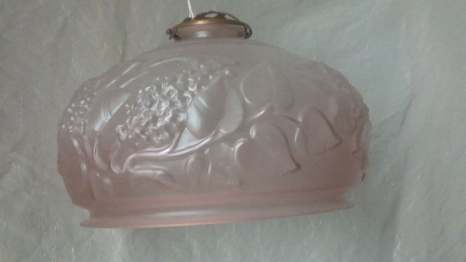 Globe en verre opaque rose luminaire art nouveau