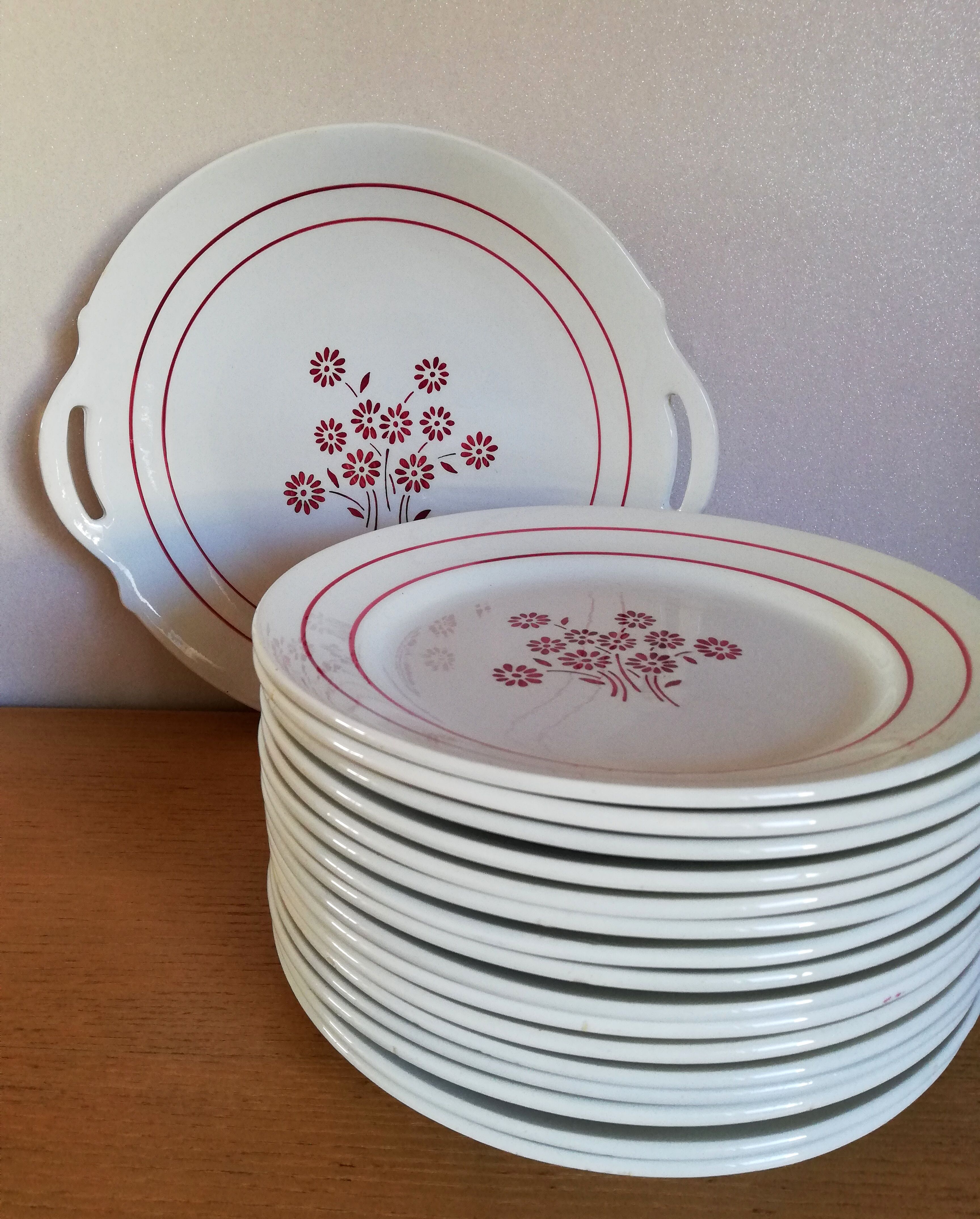 Service 18 assiettes plates et un plat Lunéville modèle Martine
