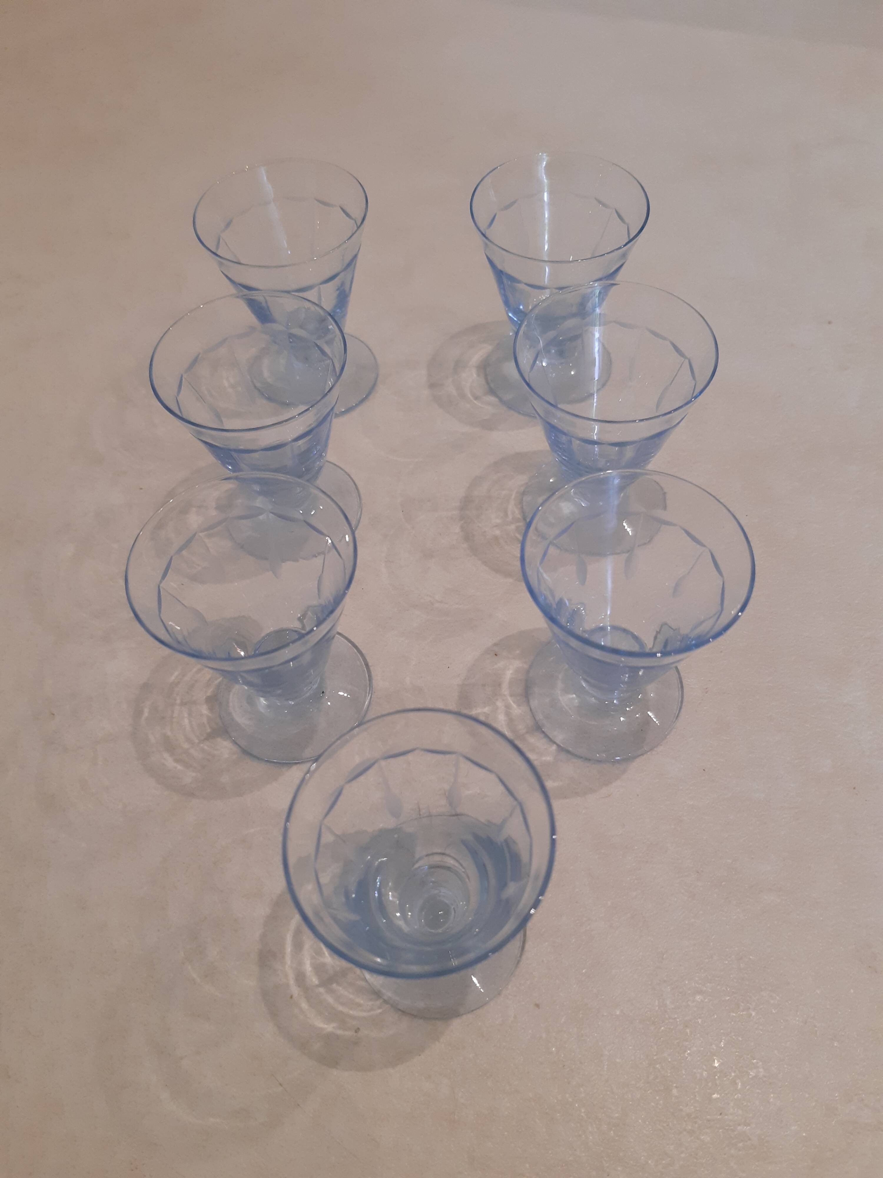 Lot de 7 petits verres à alcool en cristal très finement ciselé bleu.