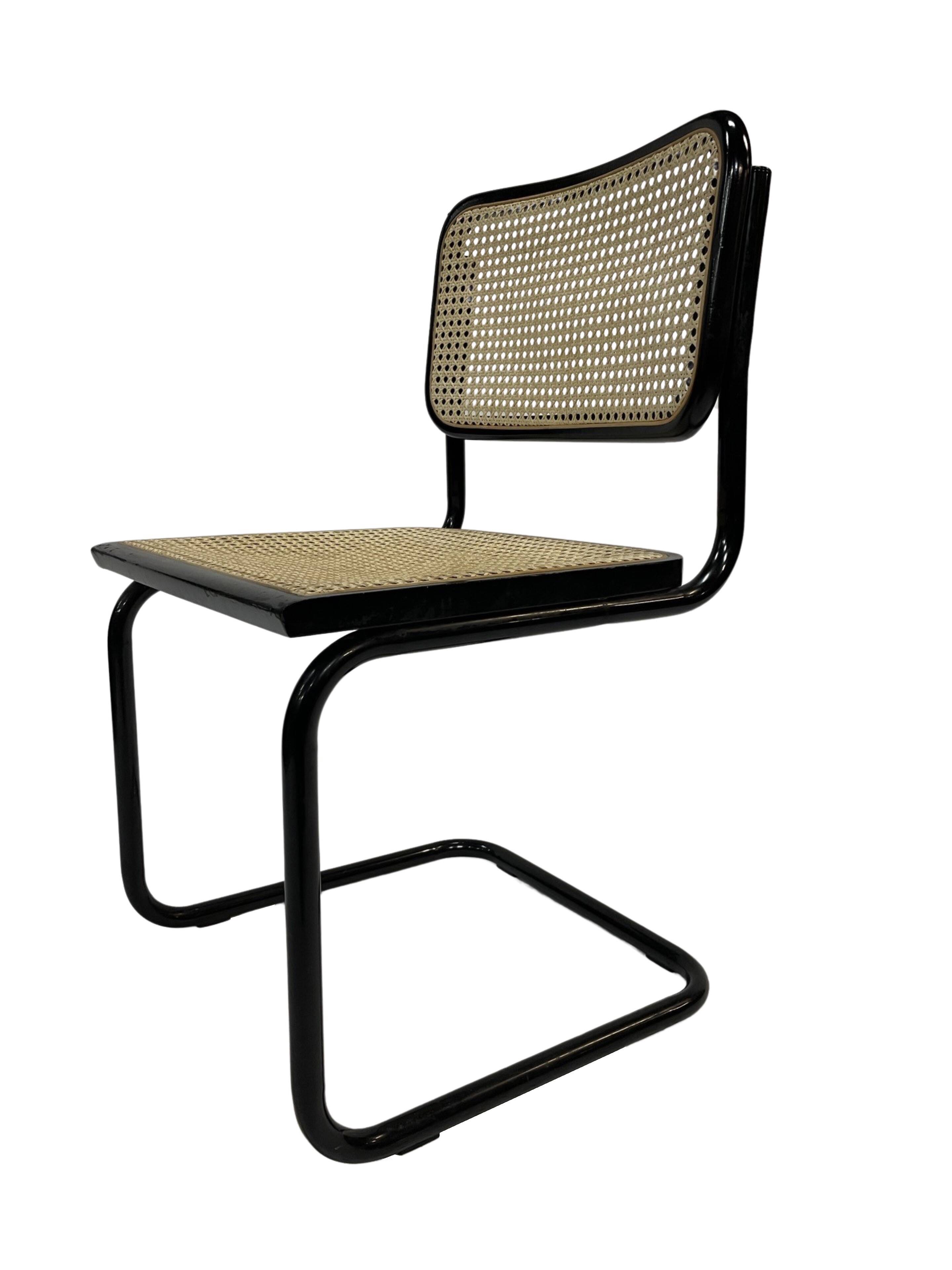 Chaise design Cesca modèle B32 en noir - structure noire
