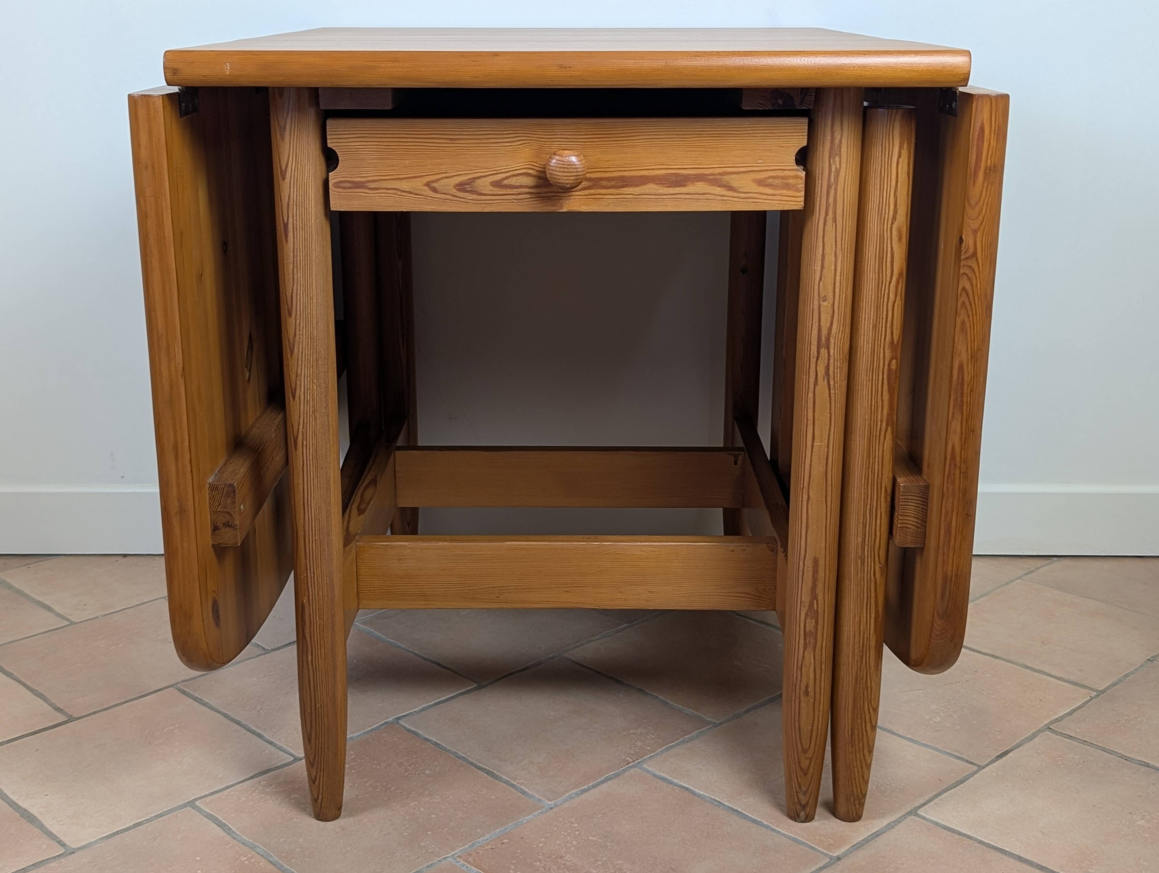 Table en pin massif Eero Aarnio