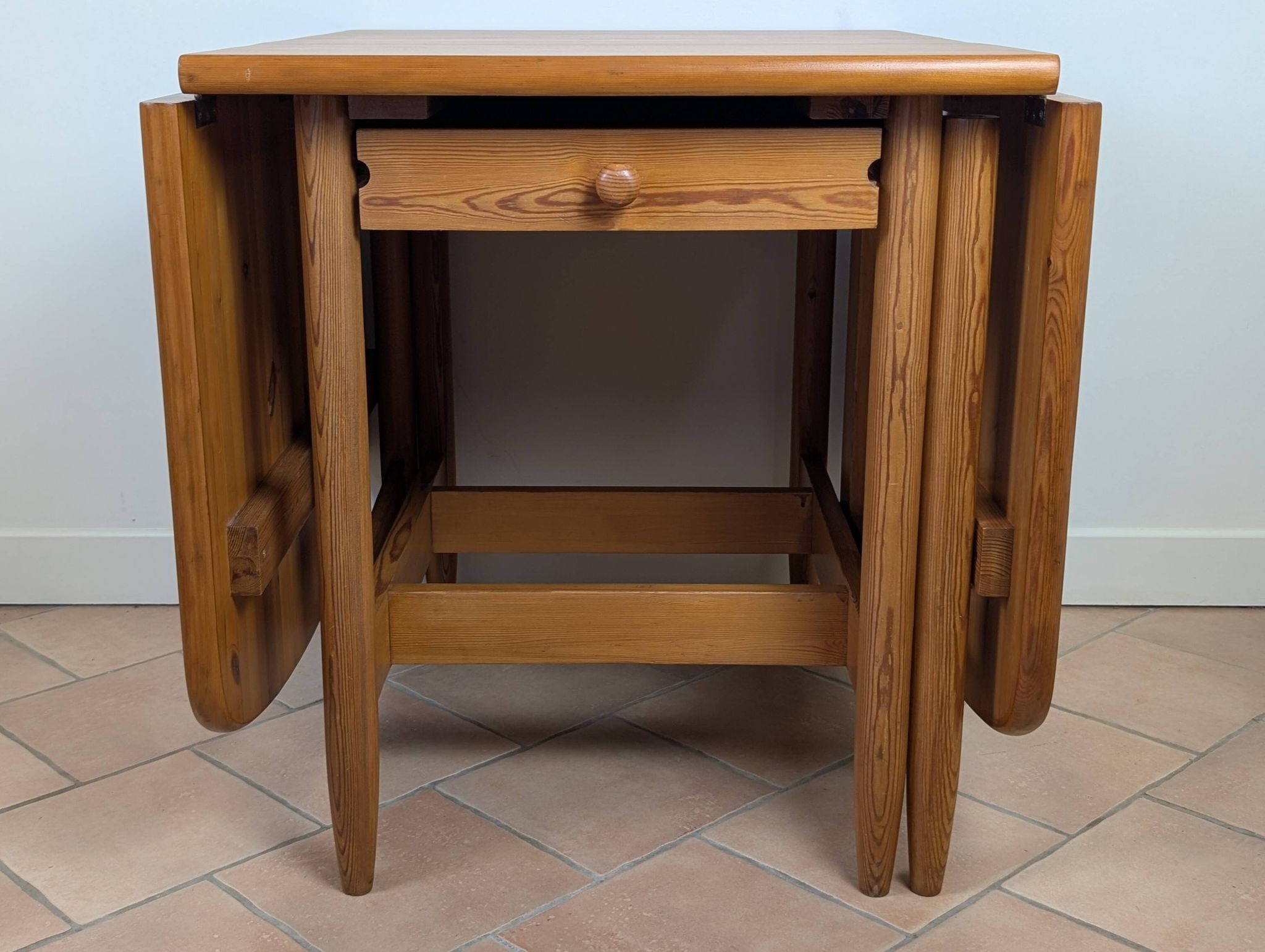 Table en pin massif Eero Aarnio