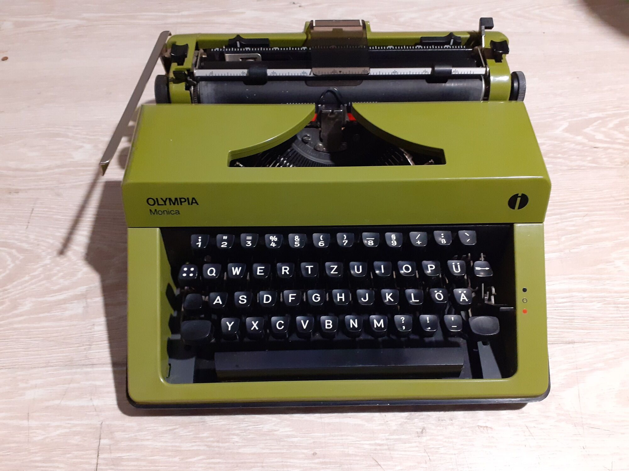 Olympia monica portable typewriter, olympia werke ag vilhelmshaven, made in united kingdom