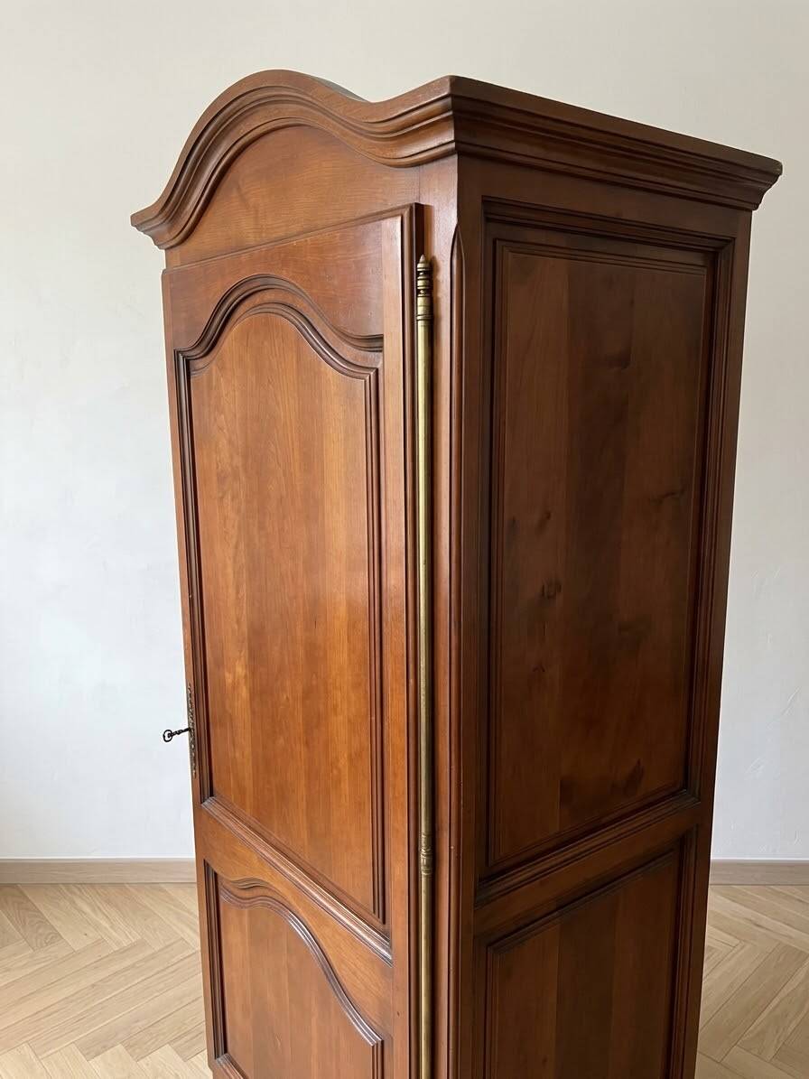 Antique bonnetière in cherry veneer