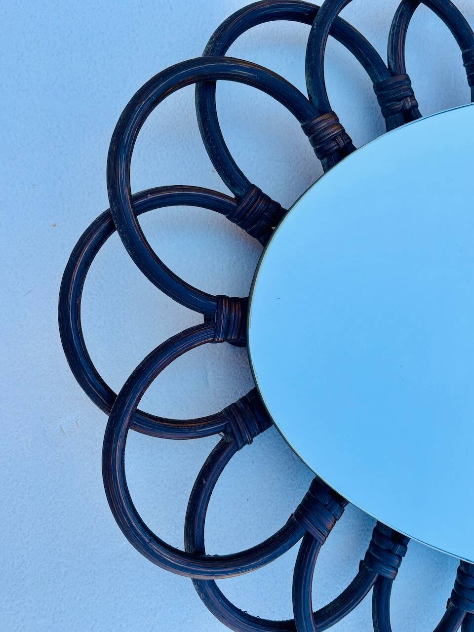 Miroir ovale en bambou et rotin, circa 1960